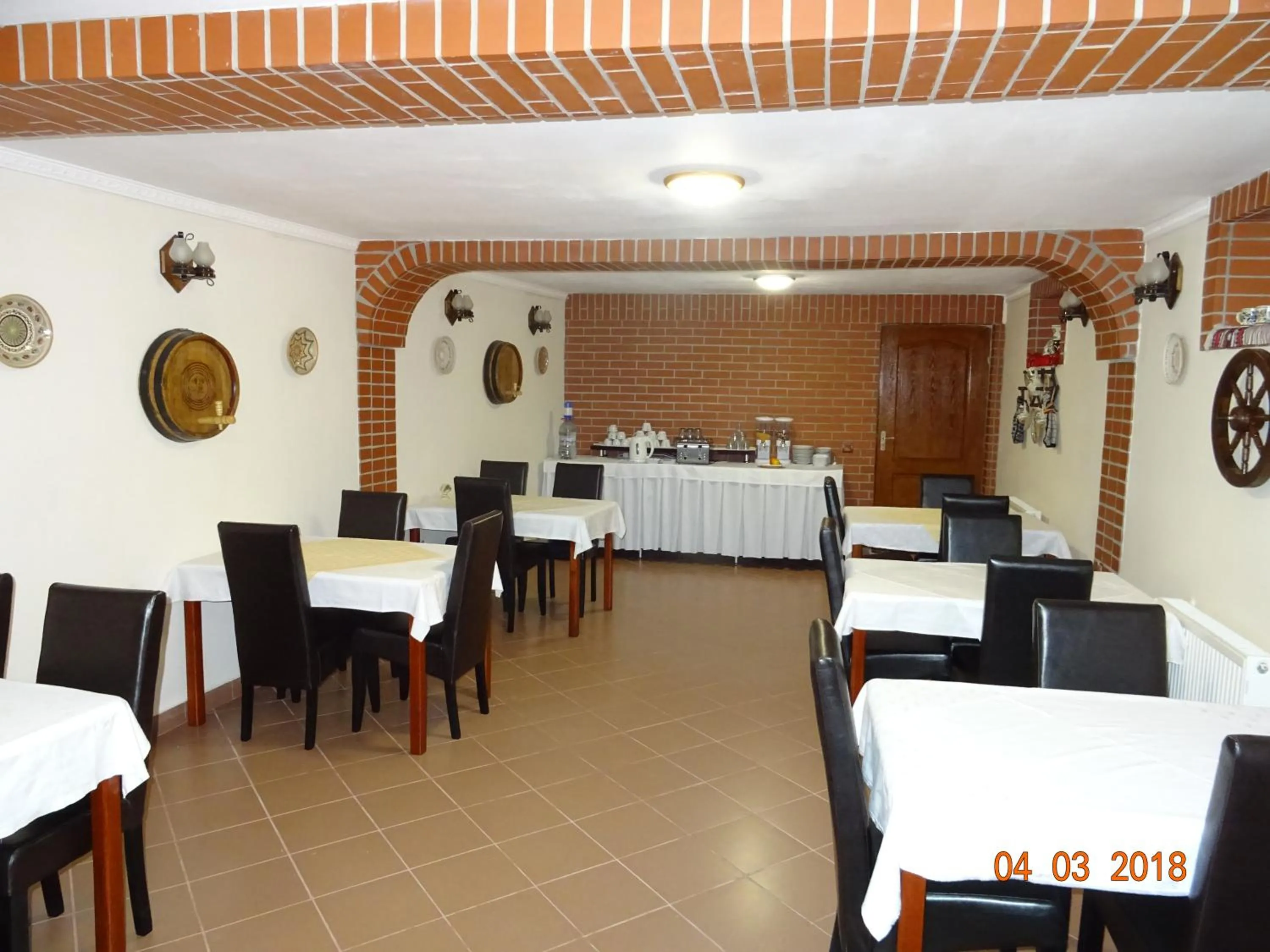 Restaurant/places to eat in Pensiunea Magnolia