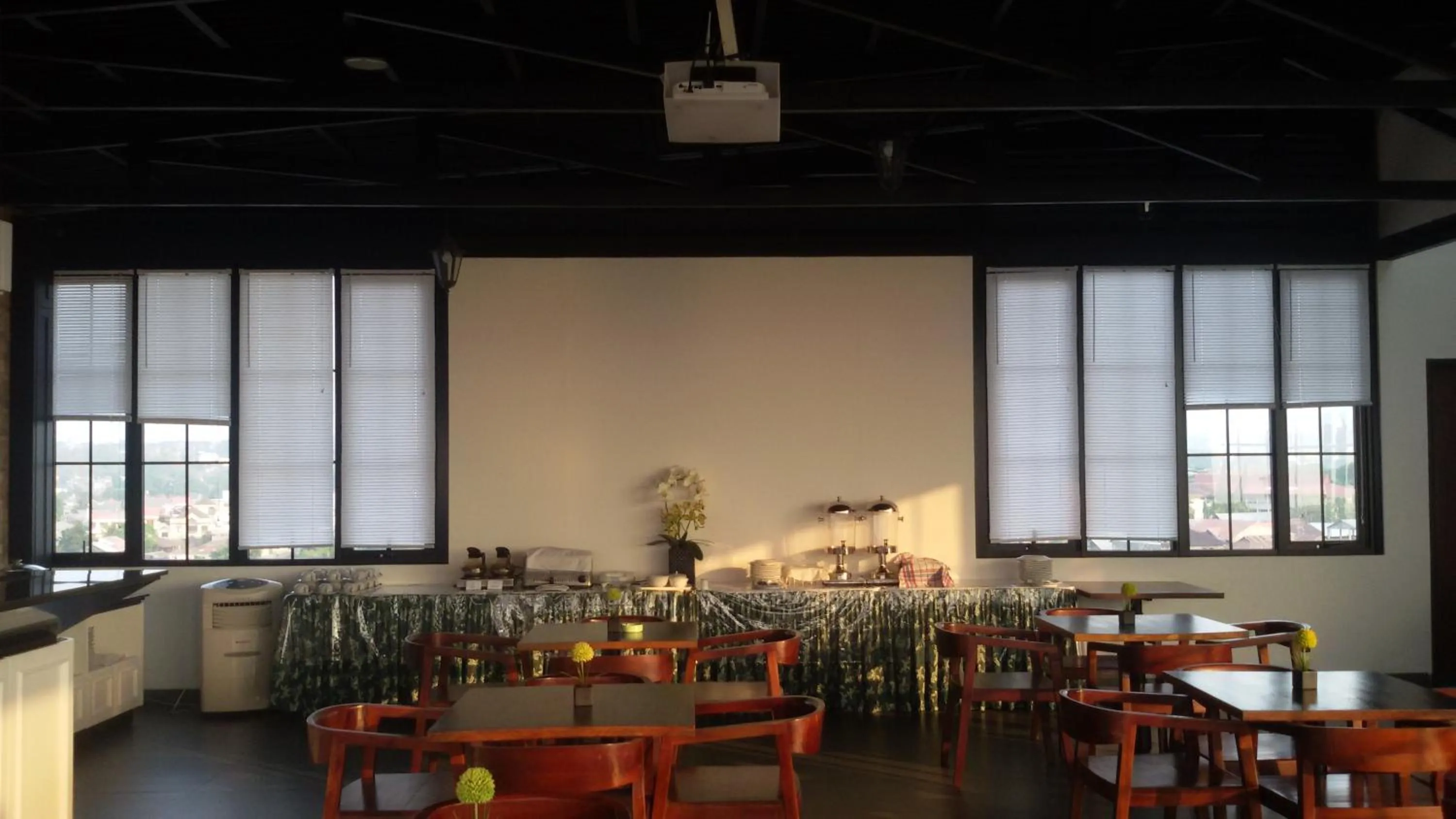 Restaurant/places to eat in Green Eden Hotel