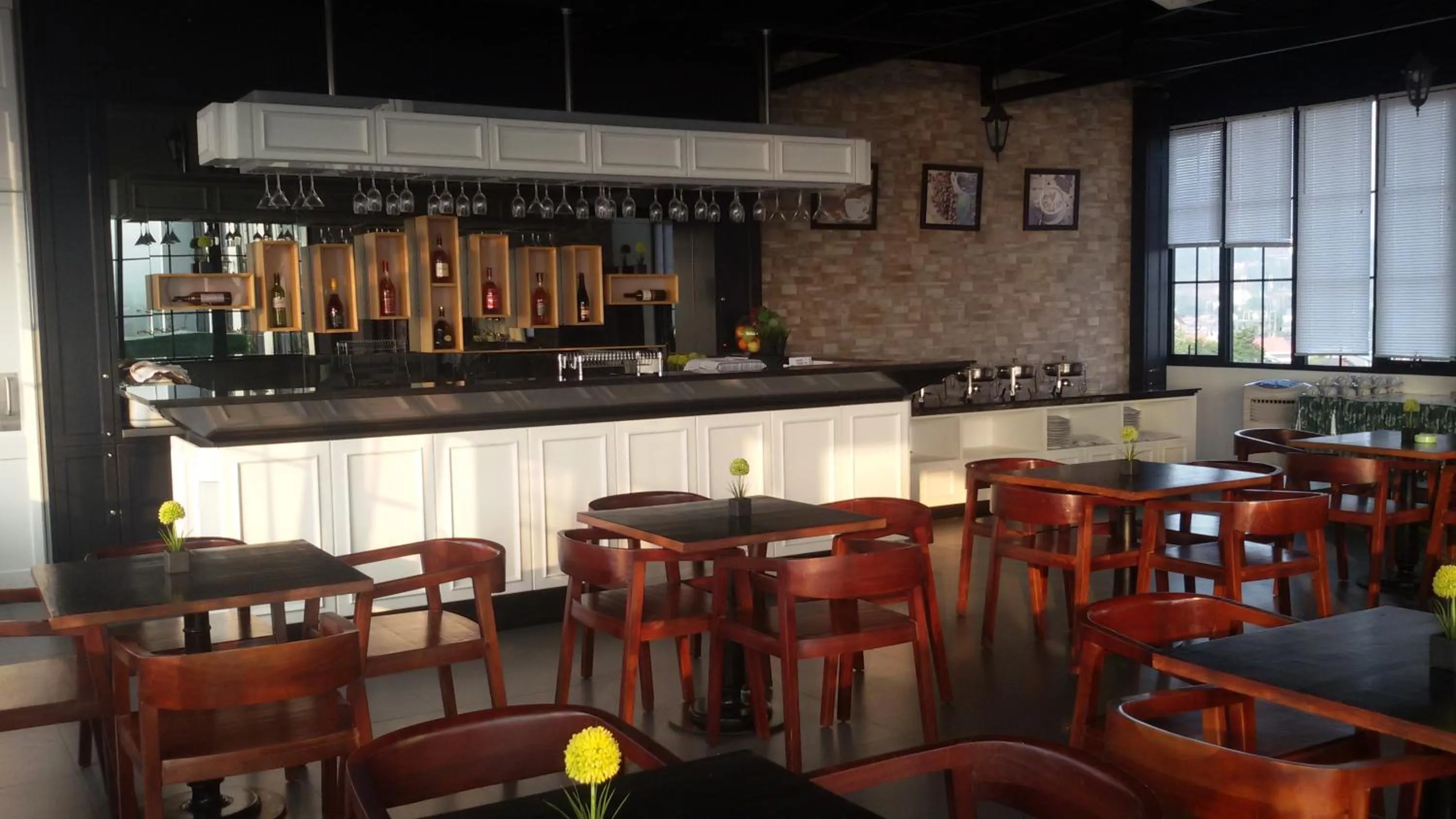 Restaurant/places to eat in Green Eden Hotel