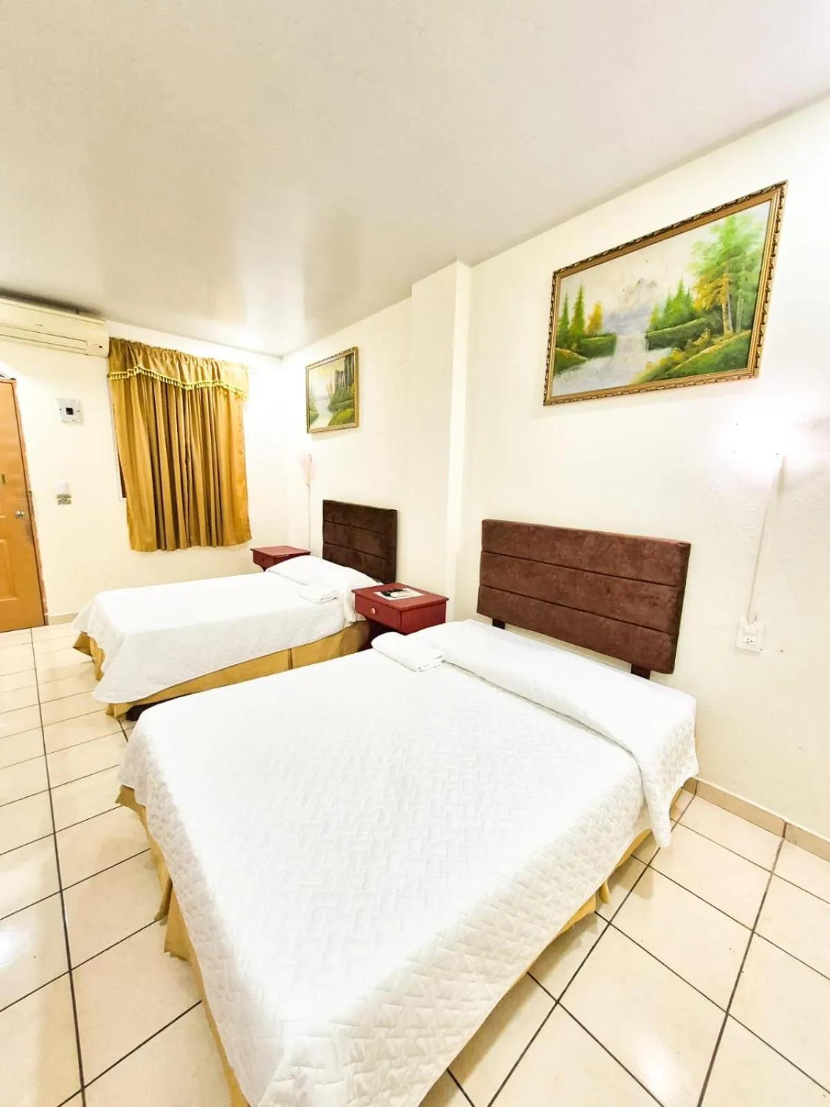 Twin Room in Hotel Continental Plaza