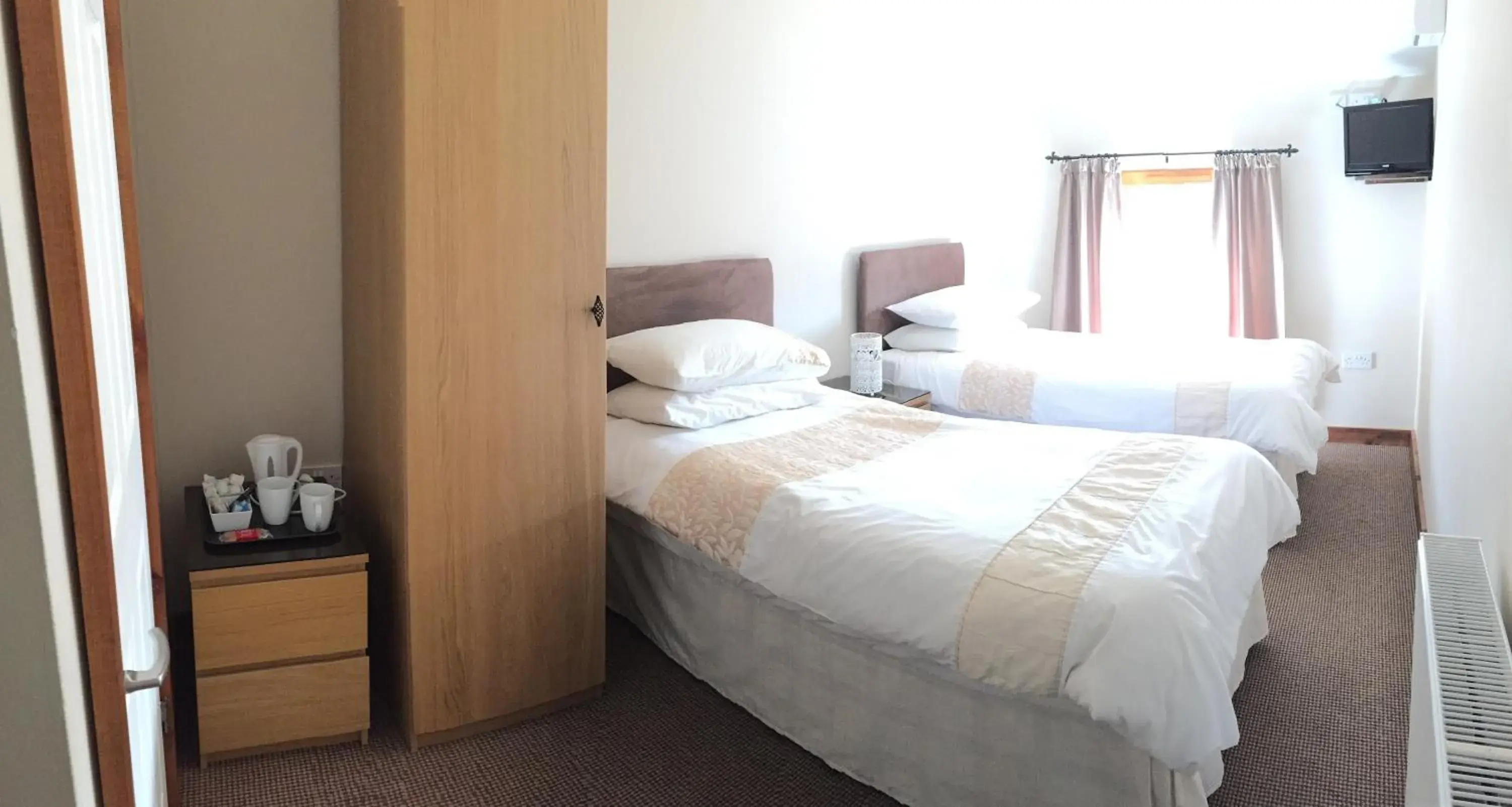 Standard Twin Room - single occupancy in The Nags Head Tredegar Standard Twin Room - single occupancy in The Nags Head Tredegar