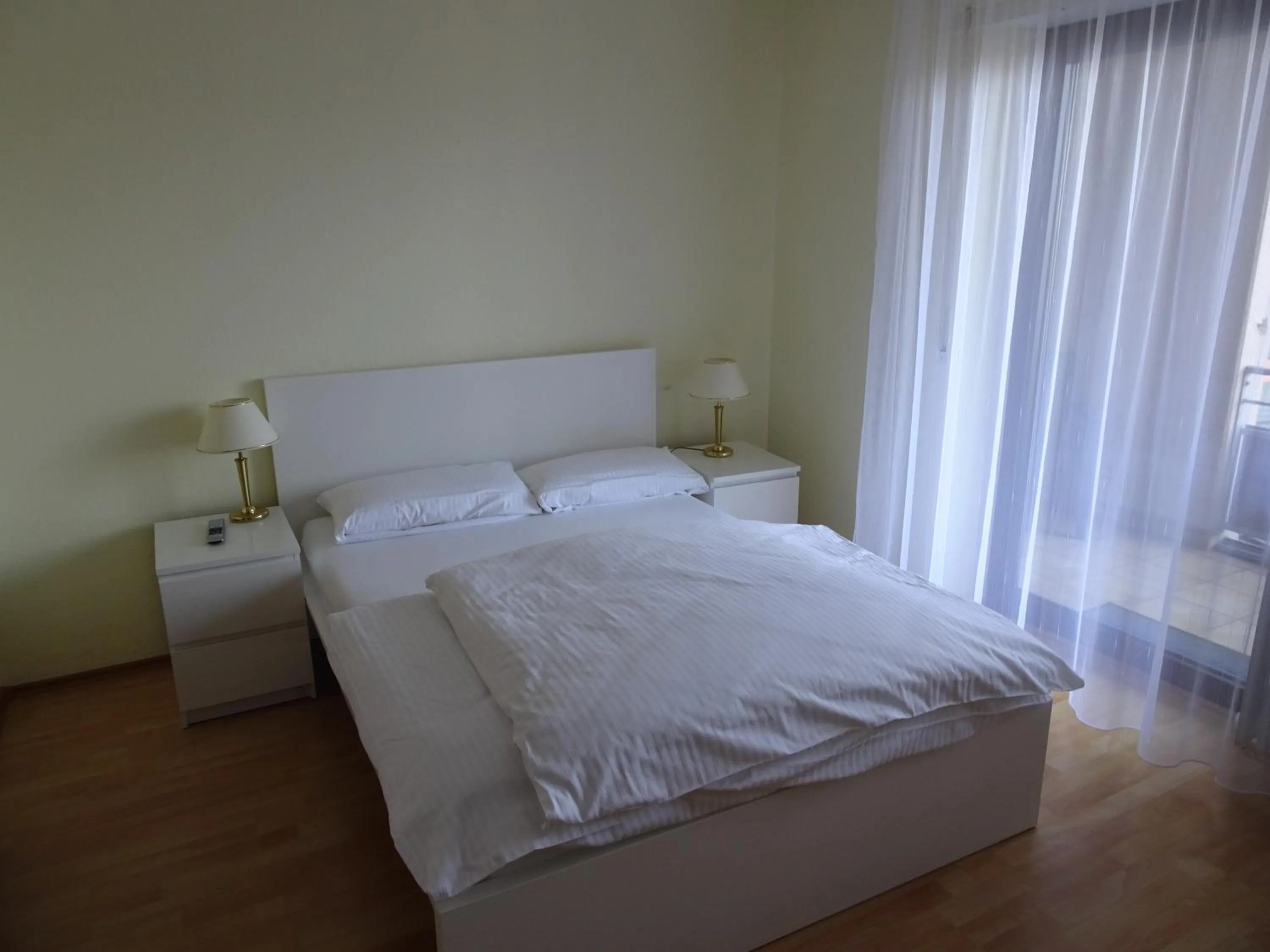 Photo of the whole room, Bed in Hotel-Pension Schlossgarten