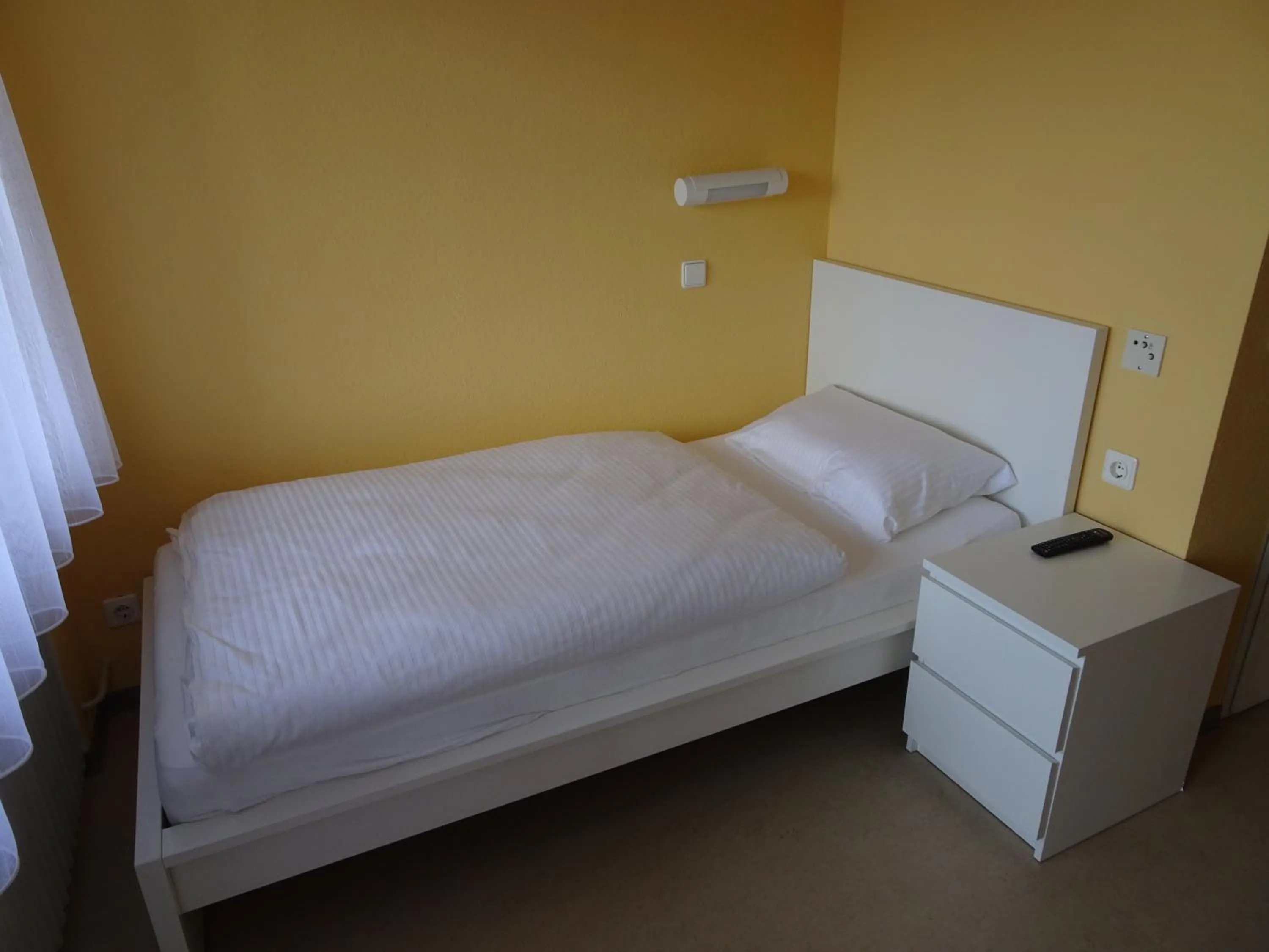 Photo of the whole room, Bed in Hotel-Pension Schlossgarten