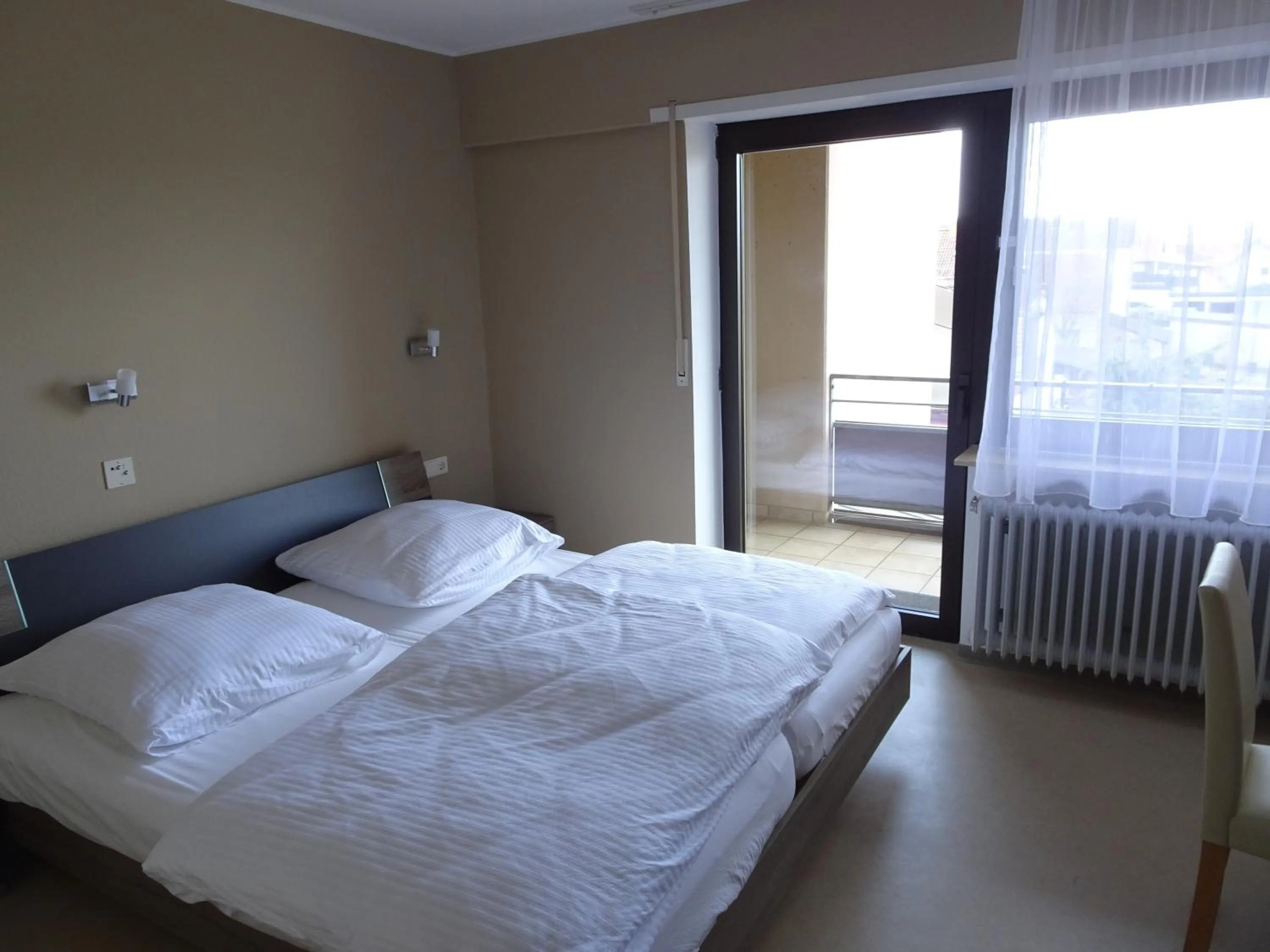 Photo of the whole room, Bed in Hotel-Pension Schlossgarten