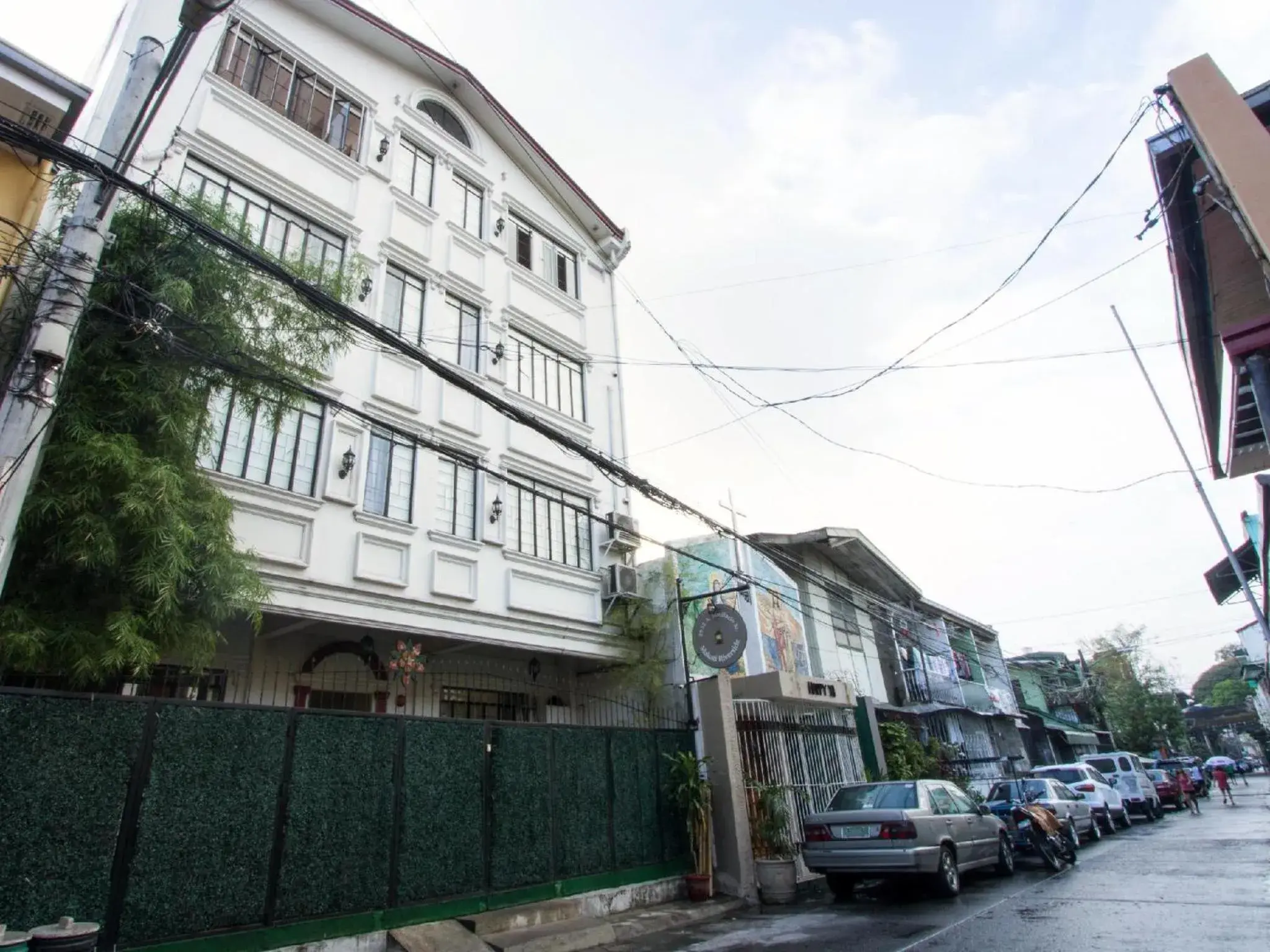 Property building in Makati Riverside Inn Property building in Makati Riverside Inn