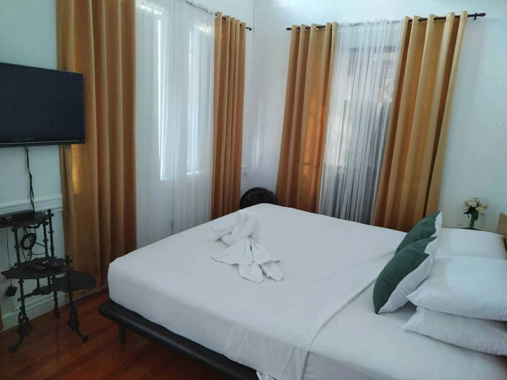 Bed in Makati Riverside Inn