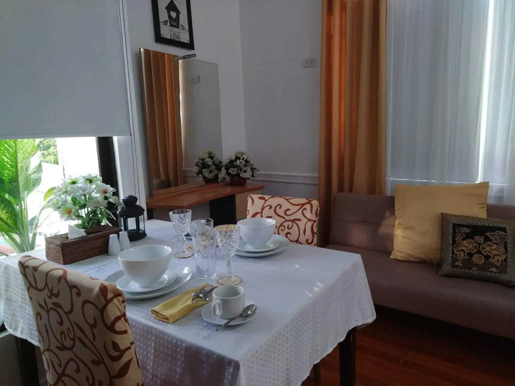 Living room in Makati Riverside Inn Living room in Makati Riverside Inn