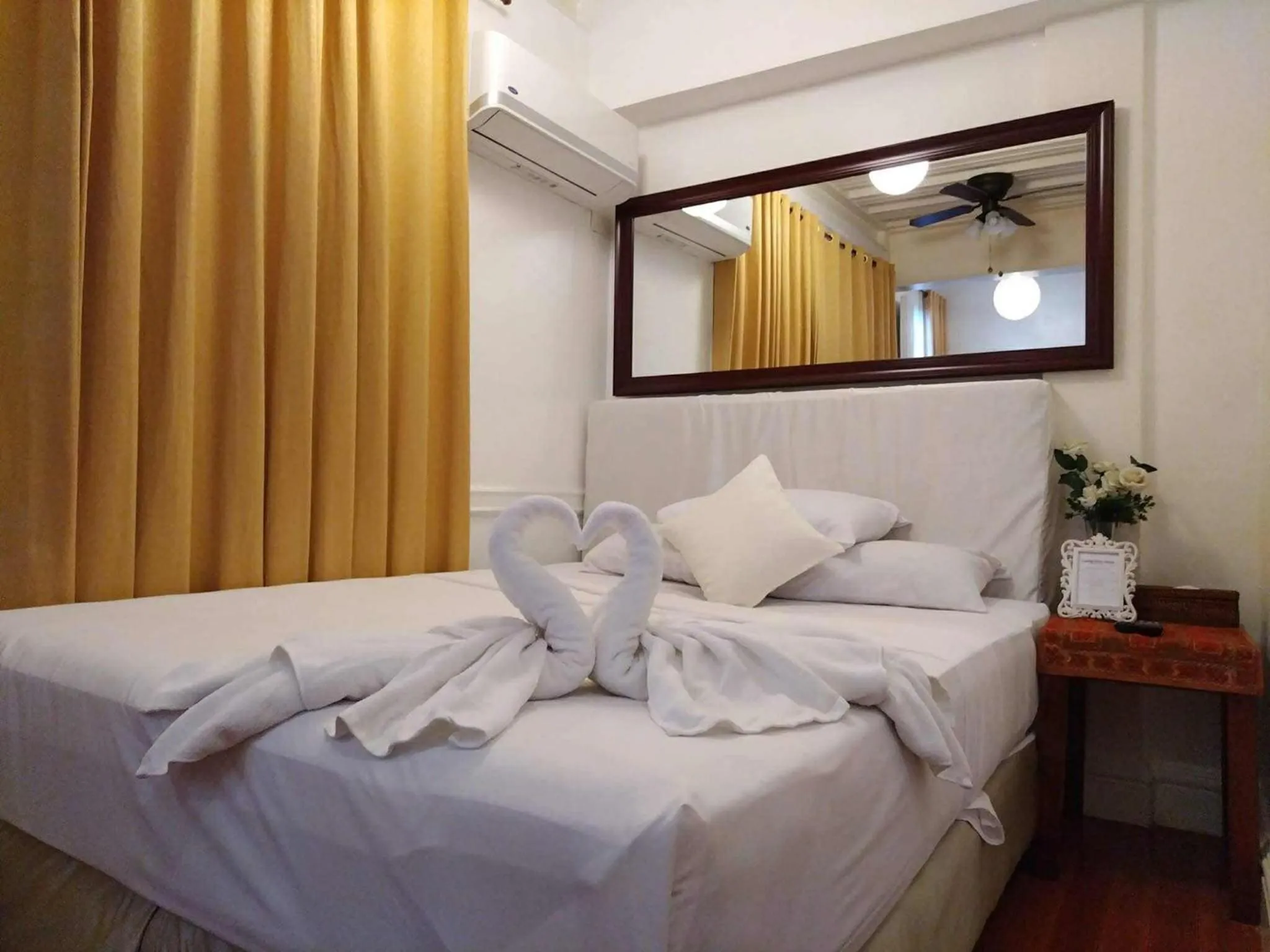 Bed in Makati Riverside Inn