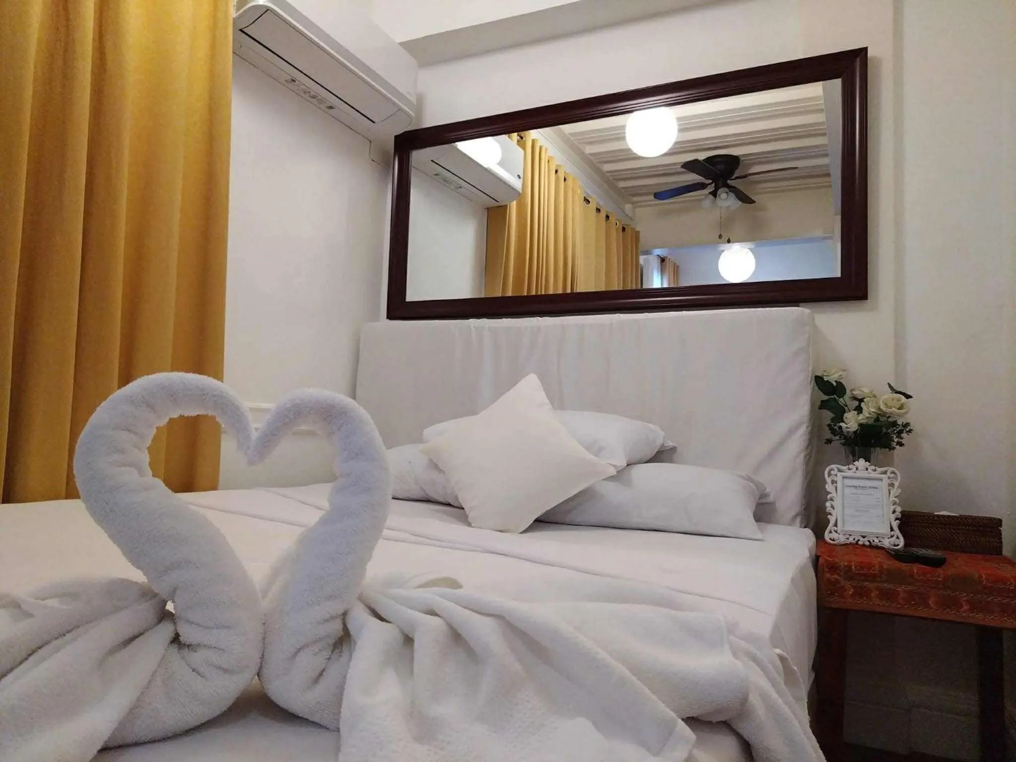 Bed in Makati Riverside Inn