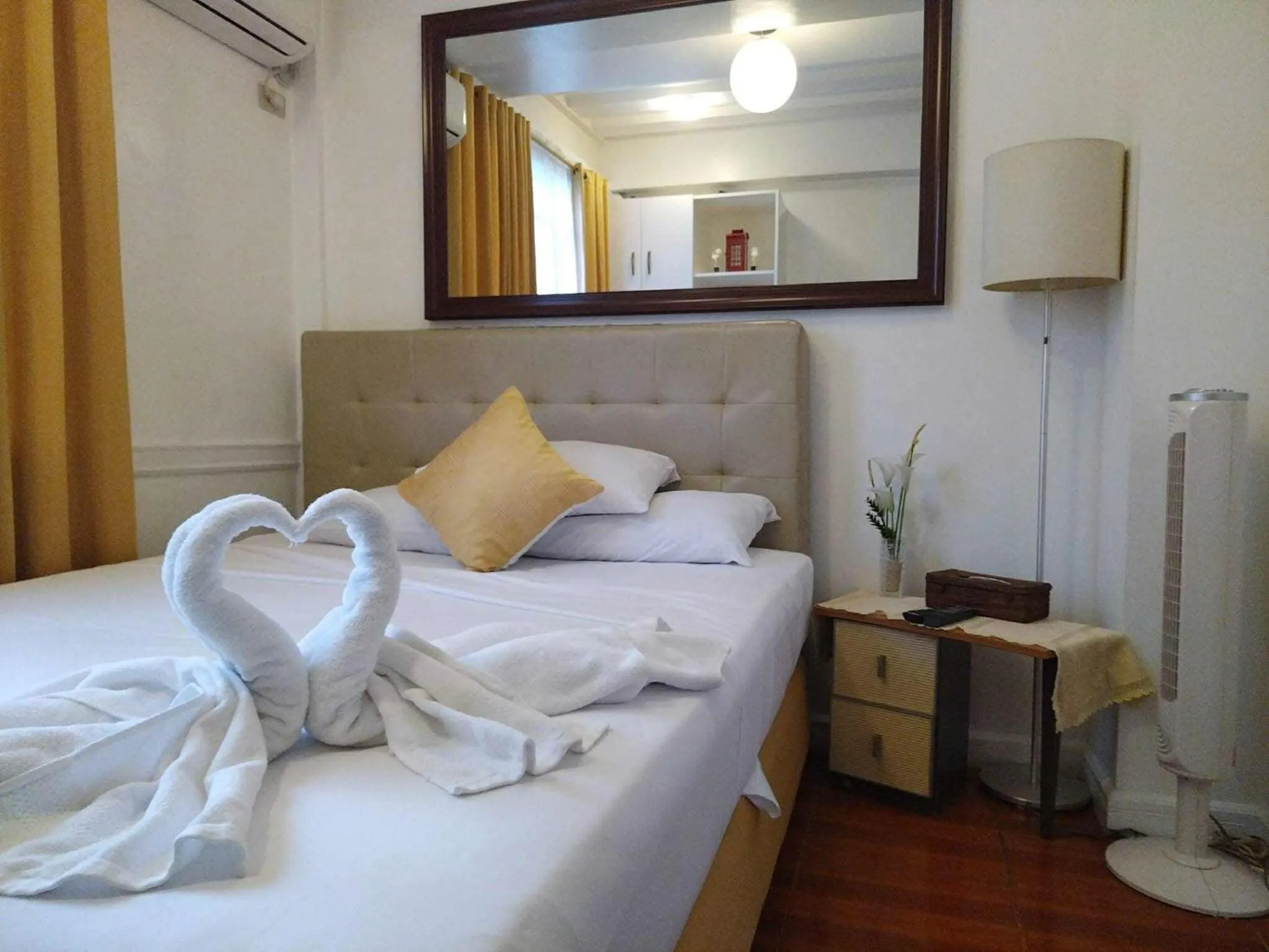 Bed in Makati Riverside Inn