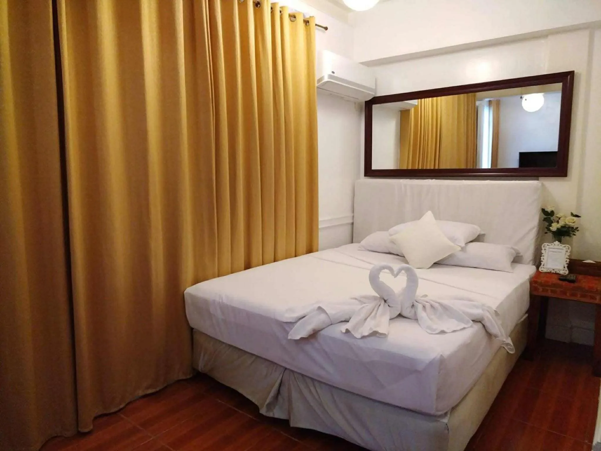 Photo of the whole room, Bed in Makati Riverside Inn