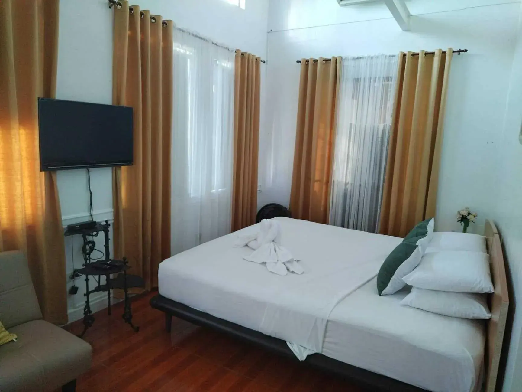 Bedroom, Bed in Makati Riverside Inn Bedroom, Bed in Makati Riverside Inn