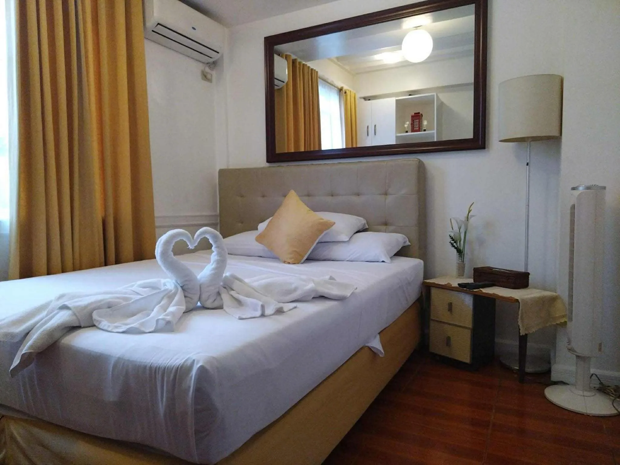 Bed in Makati Riverside Inn