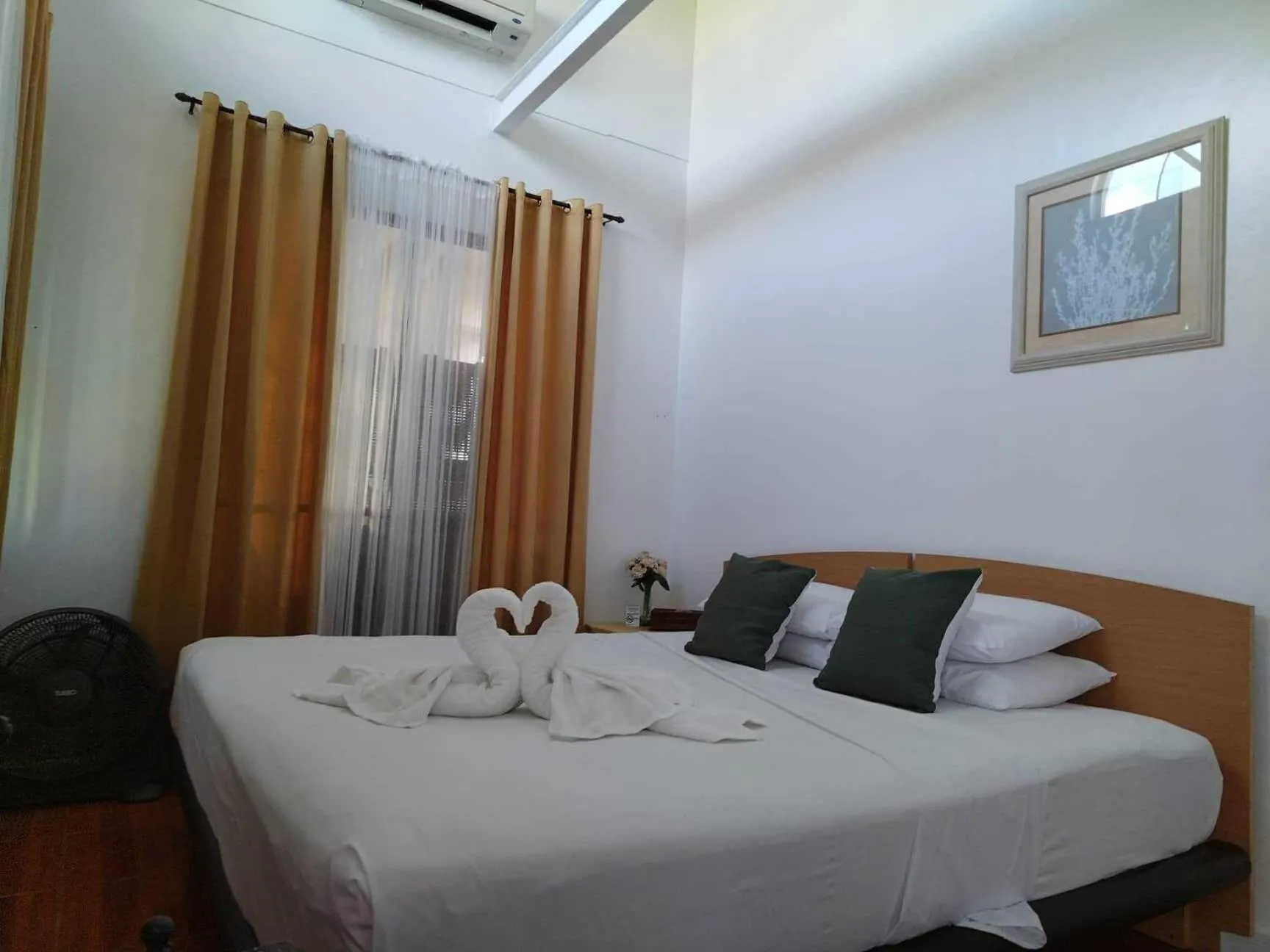 Bed in Makati Riverside Inn