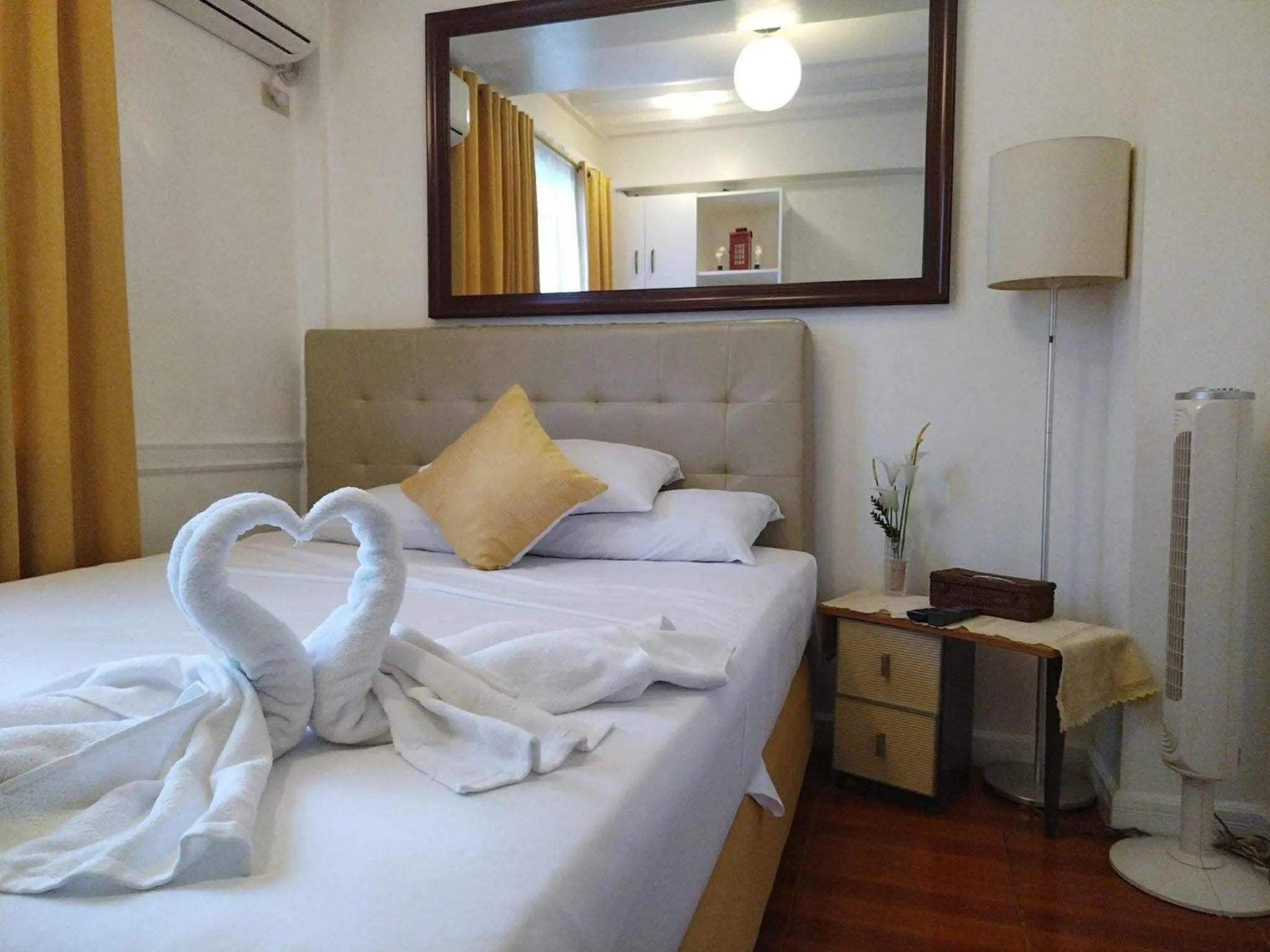 Bedroom, Bed in Makati Riverside Inn