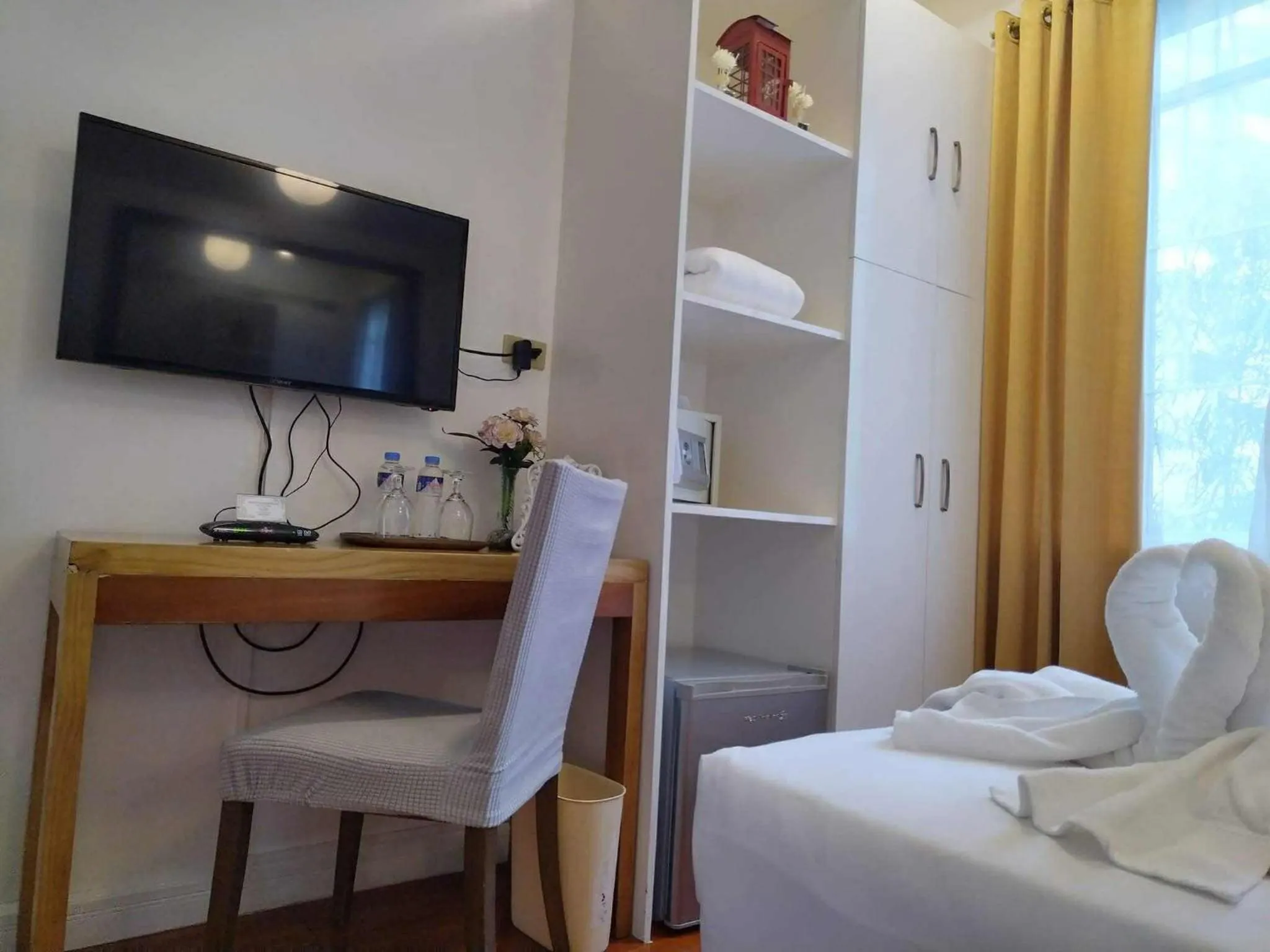 TV and multimedia, Bed in Makati Riverside Inn