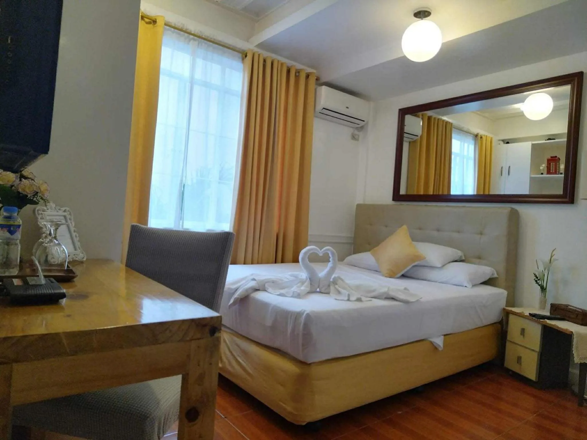 Bedroom, Bed in Makati Riverside Inn