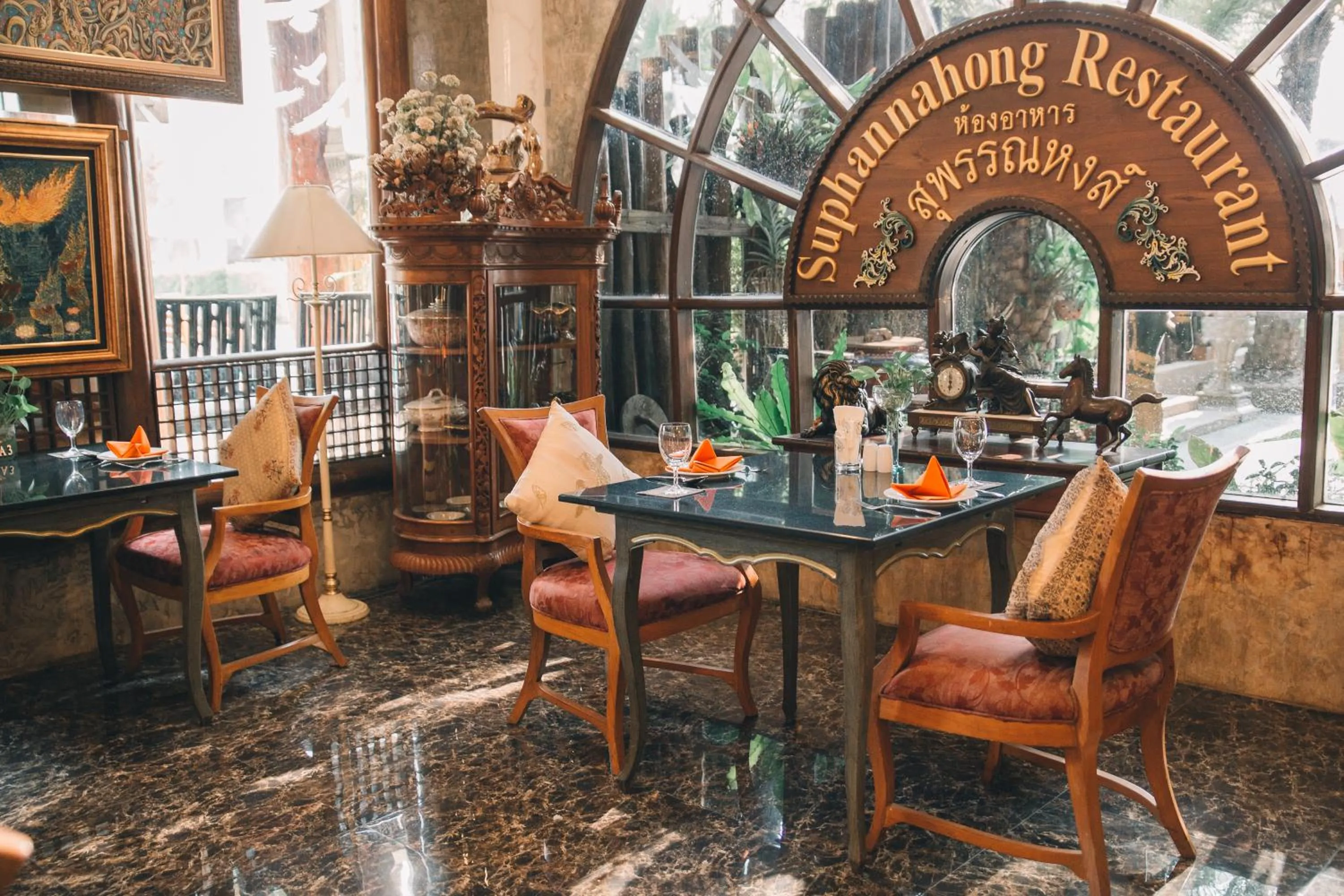 Restaurant/places to eat in Ammata Lanta Resort