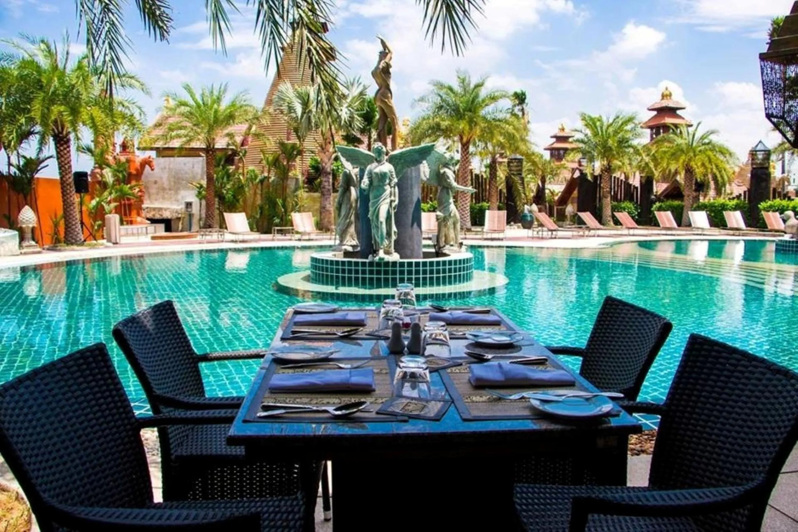 Restaurant/places to eat in Ammata Lanta Resort