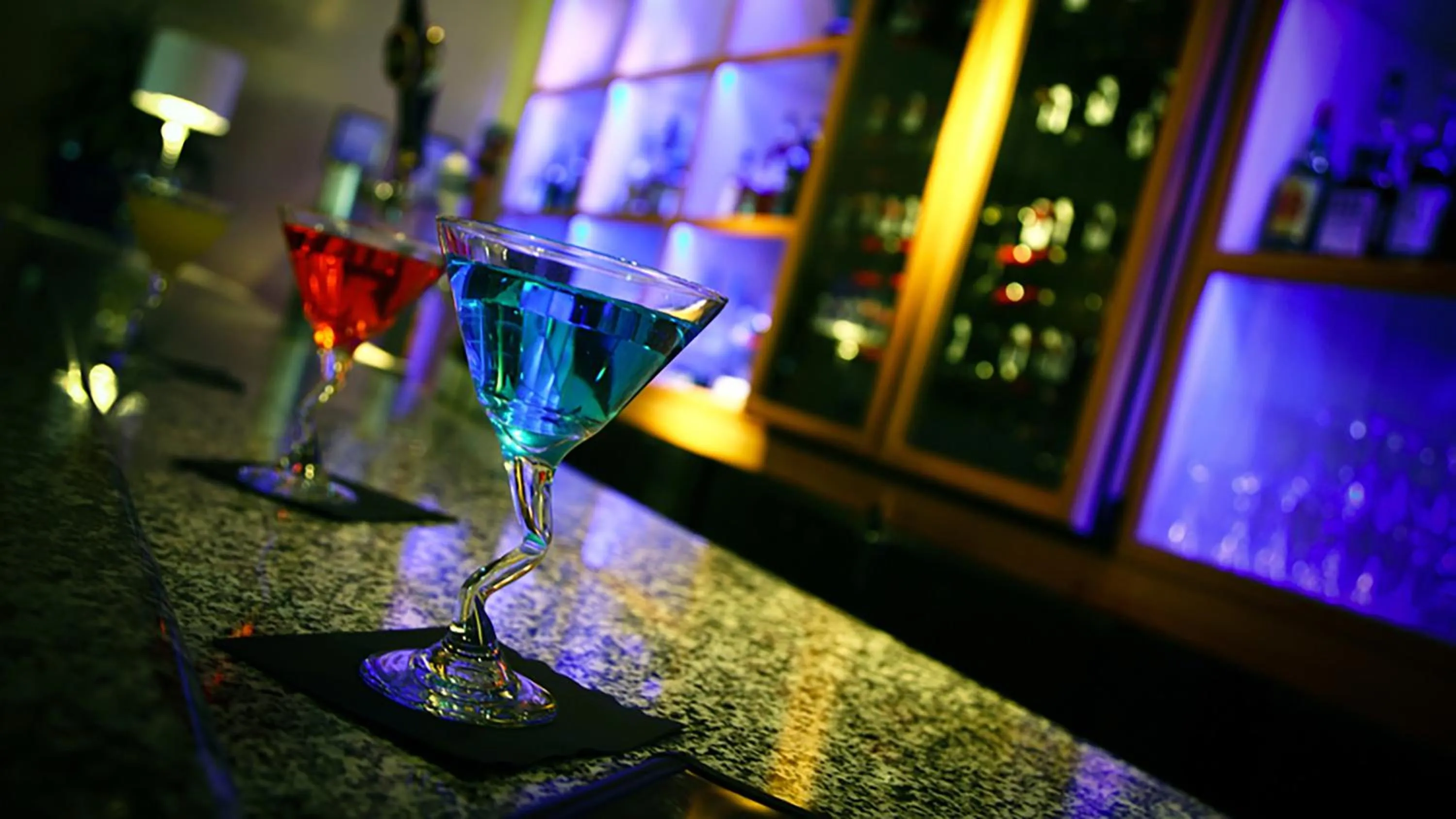 Lounge or bar in Crowne Plaza SHENANDOAH - WOODLANDS AREA by IHG