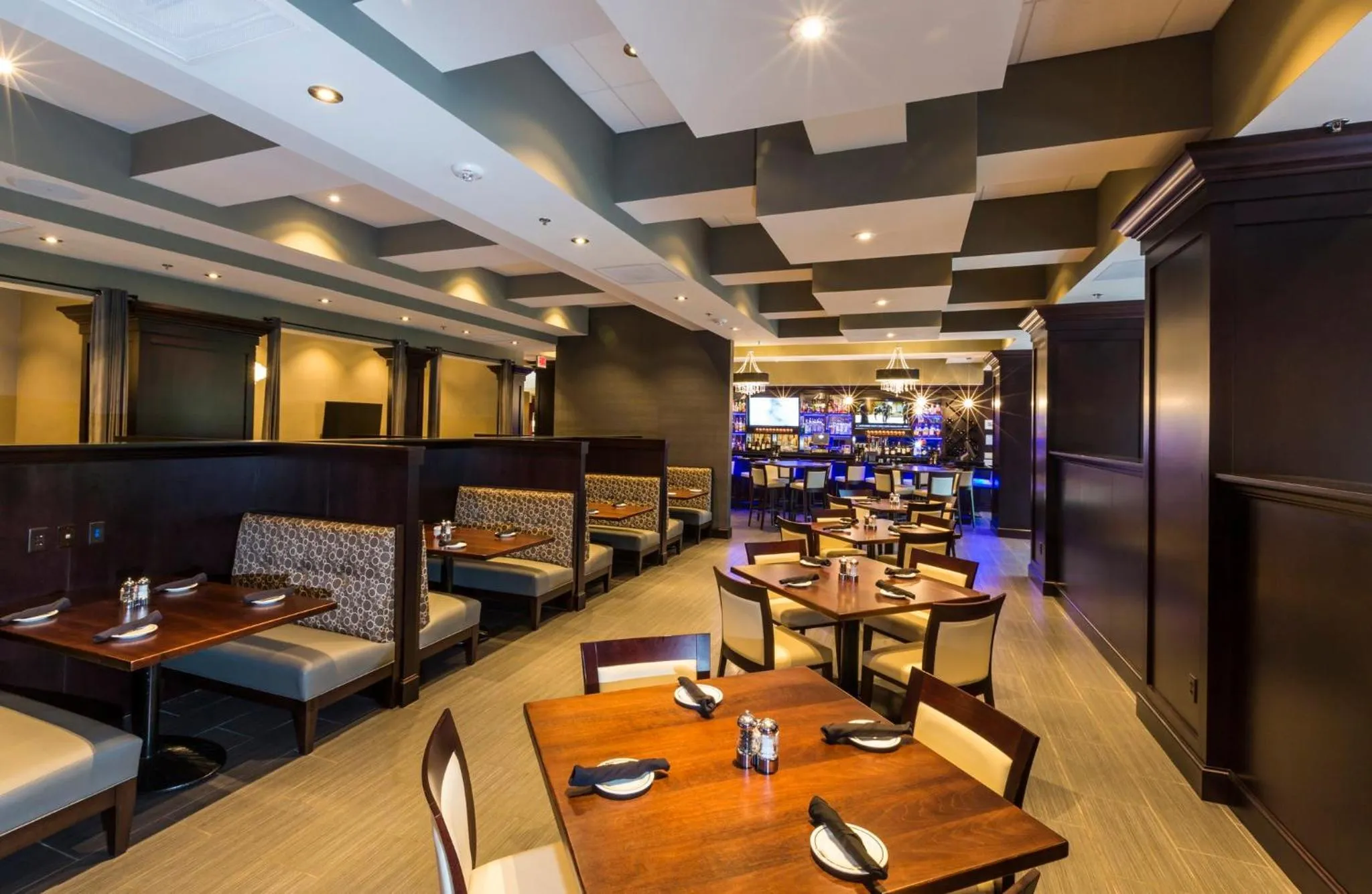 Restaurant/places to eat in Crowne Plaza SHENANDOAH - WOODLANDS AREA by IHG