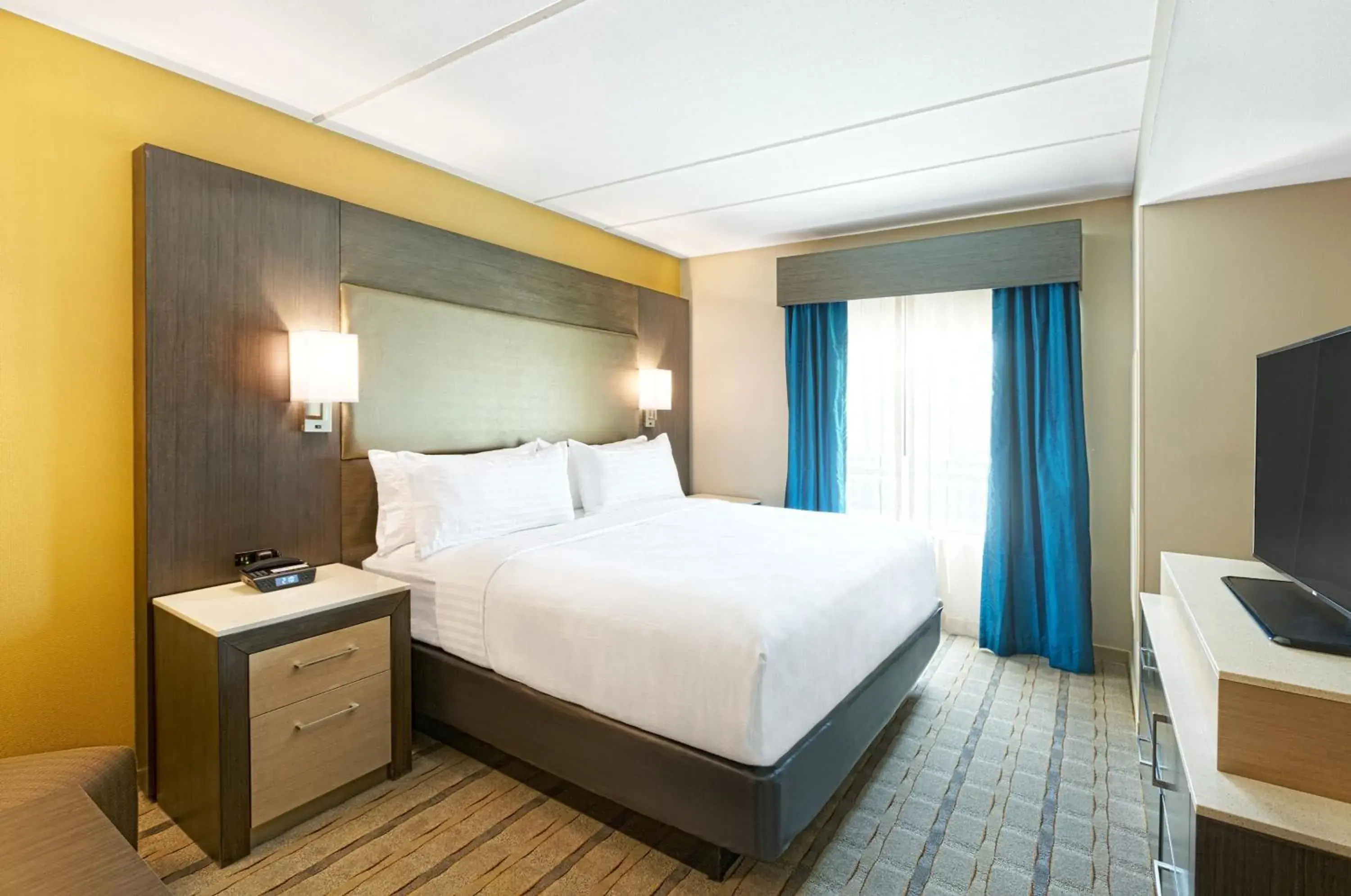 Photo of the whole room, Bed in Crowne Plaza Shenandoah - The Woodlands Area by IHG Photo of the whole room, Bed in Crowne Plaza Shenandoah - The Woodlands Area by IHG