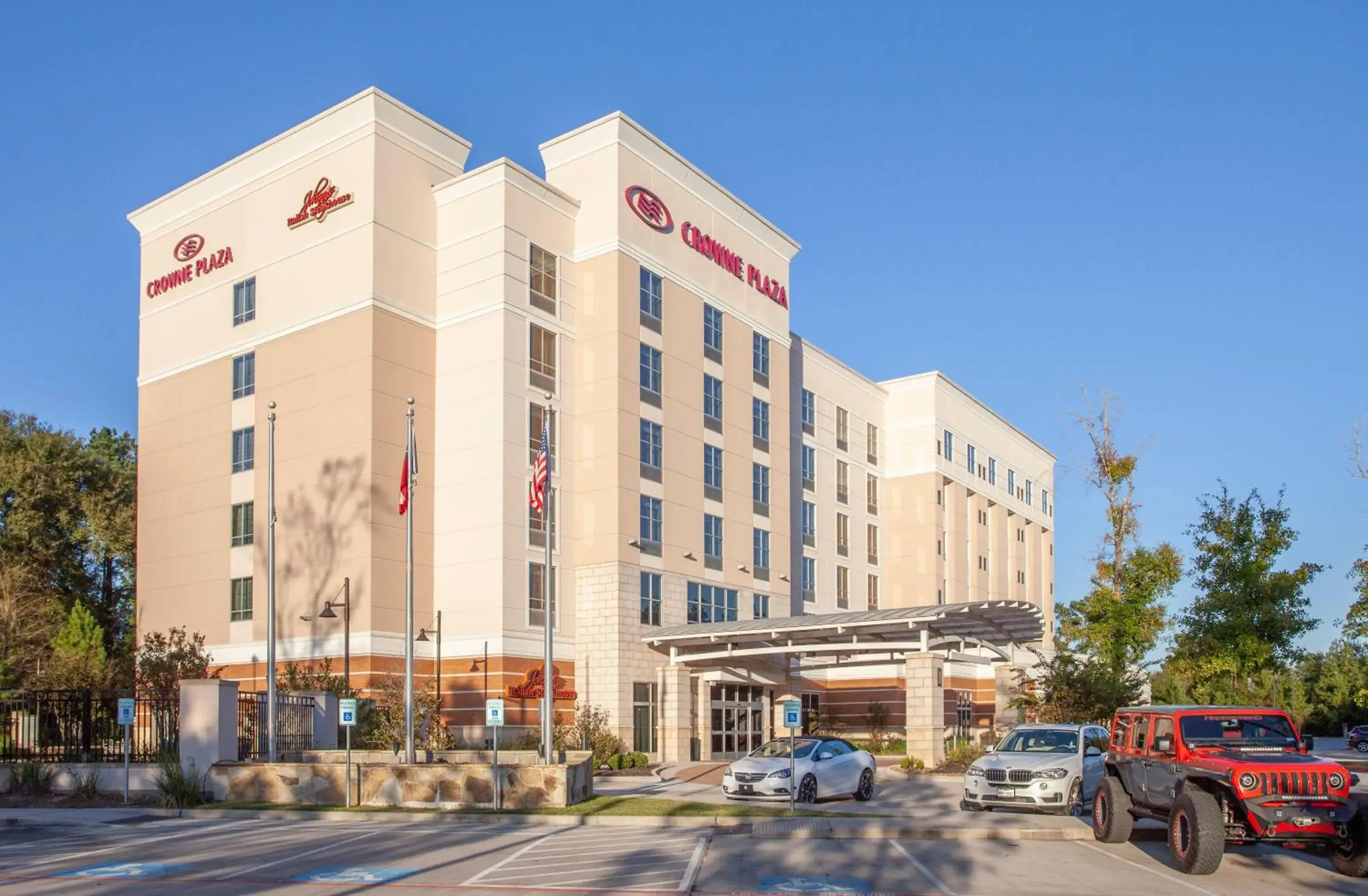 Property building in Crowne Plaza Shenandoah - The Woodlands Area by IHG Property building in Crowne Plaza Shenandoah - The Woodlands Area by IHG