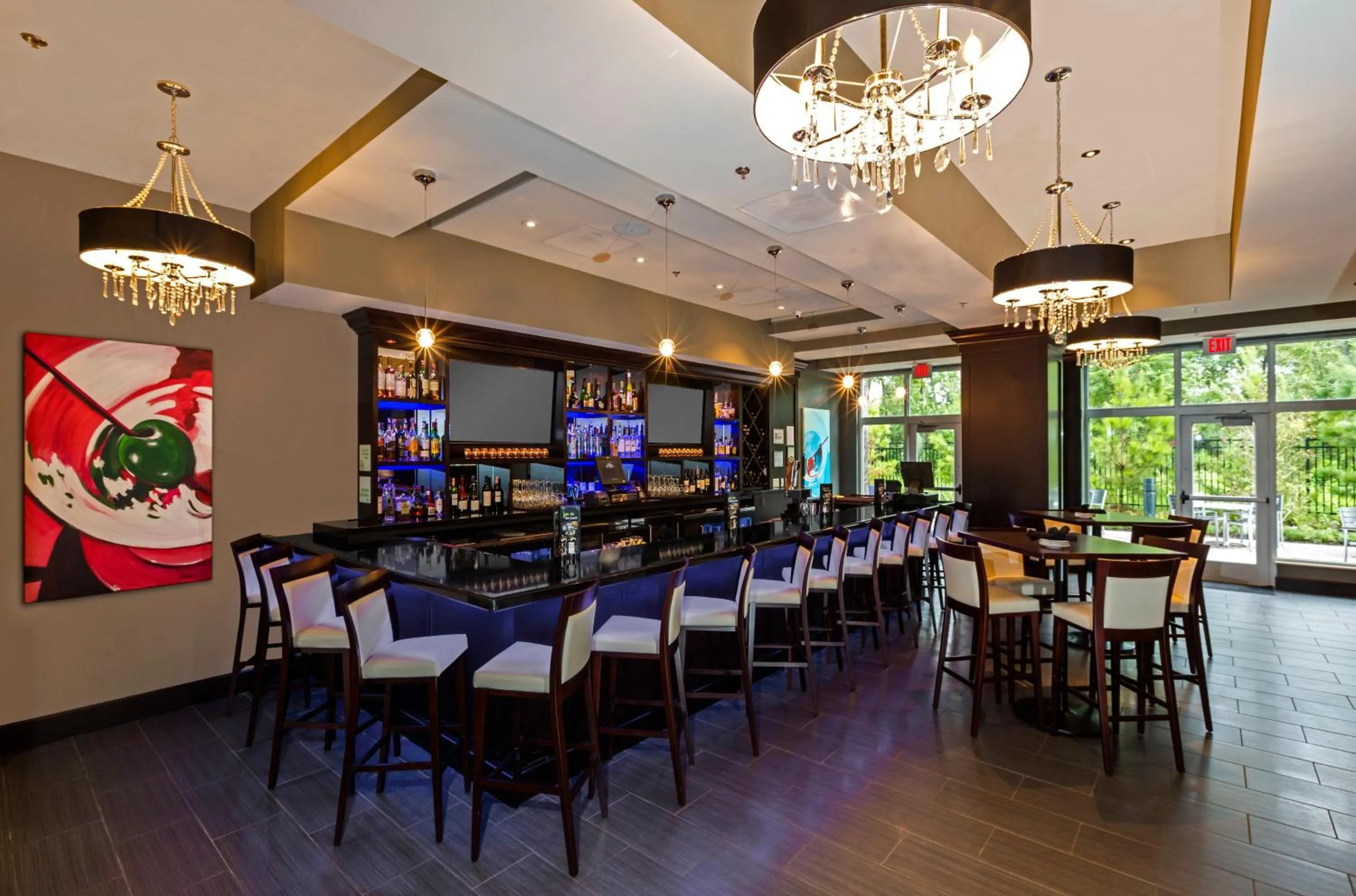 Lounge or bar in Crowne Plaza SHENANDOAH - WOODLANDS AREA by IHG