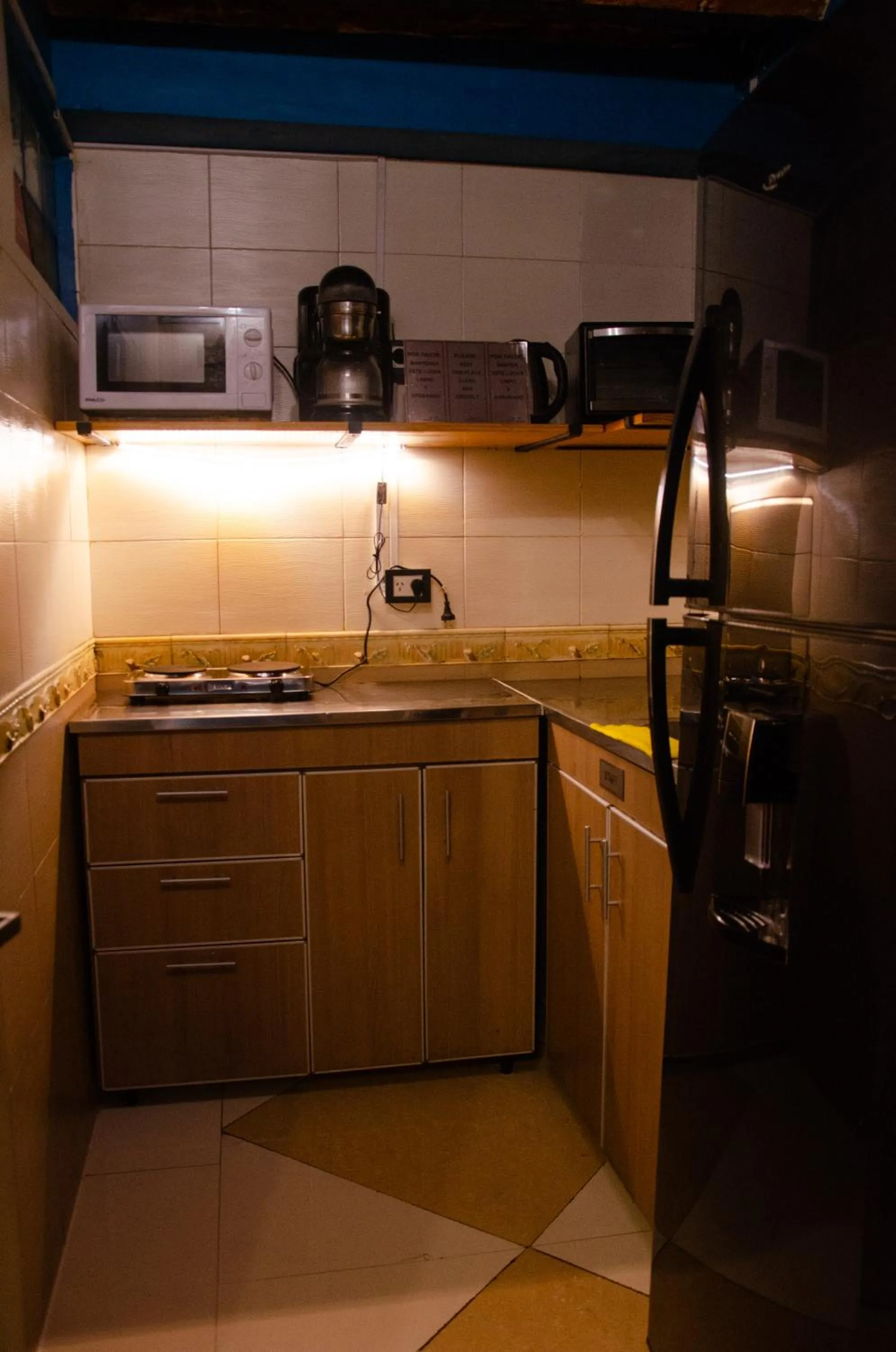 Communal kitchen in DEL900 Hotel Boutique