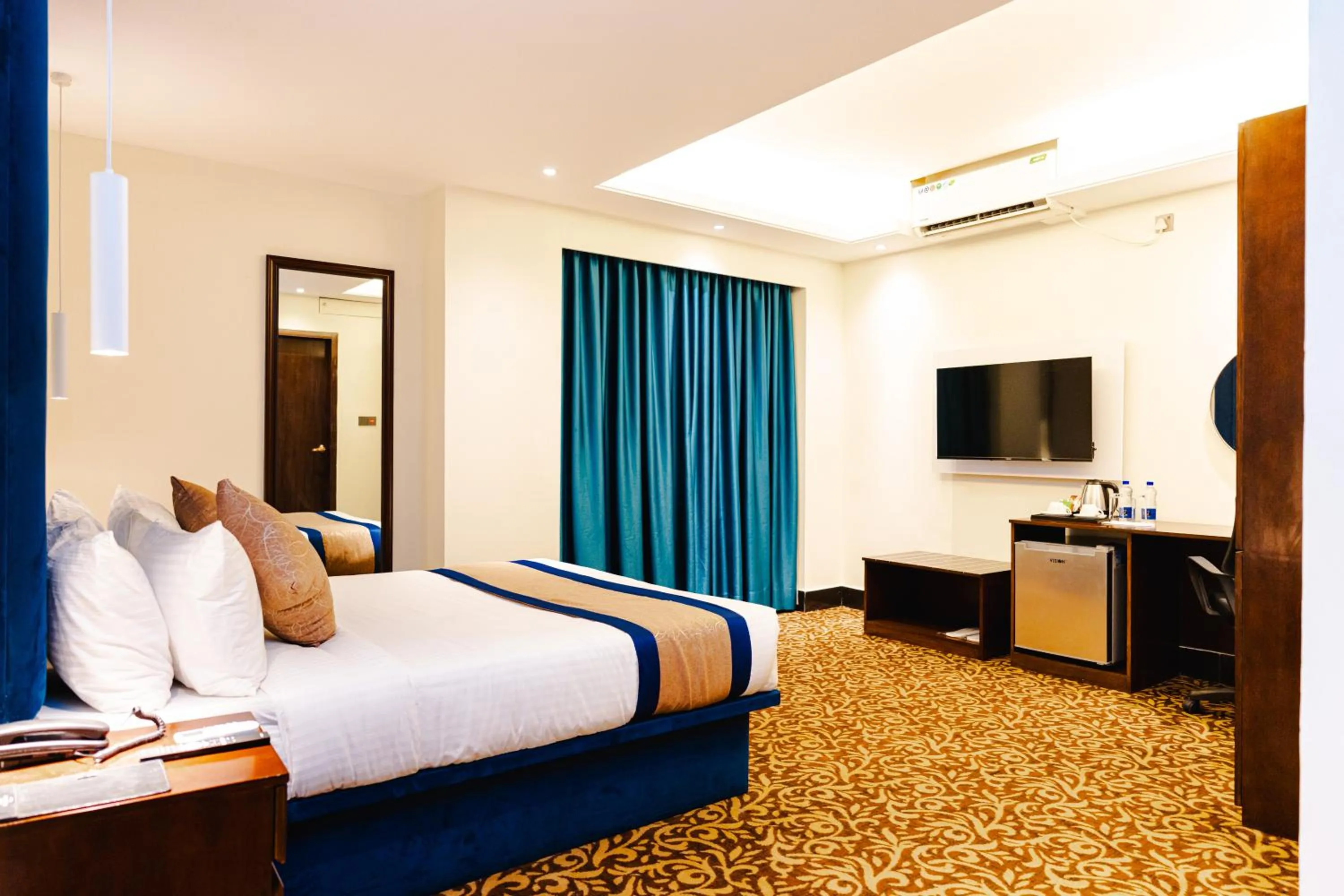 Photo of the whole room, Bed in Marco Polo Dhaka