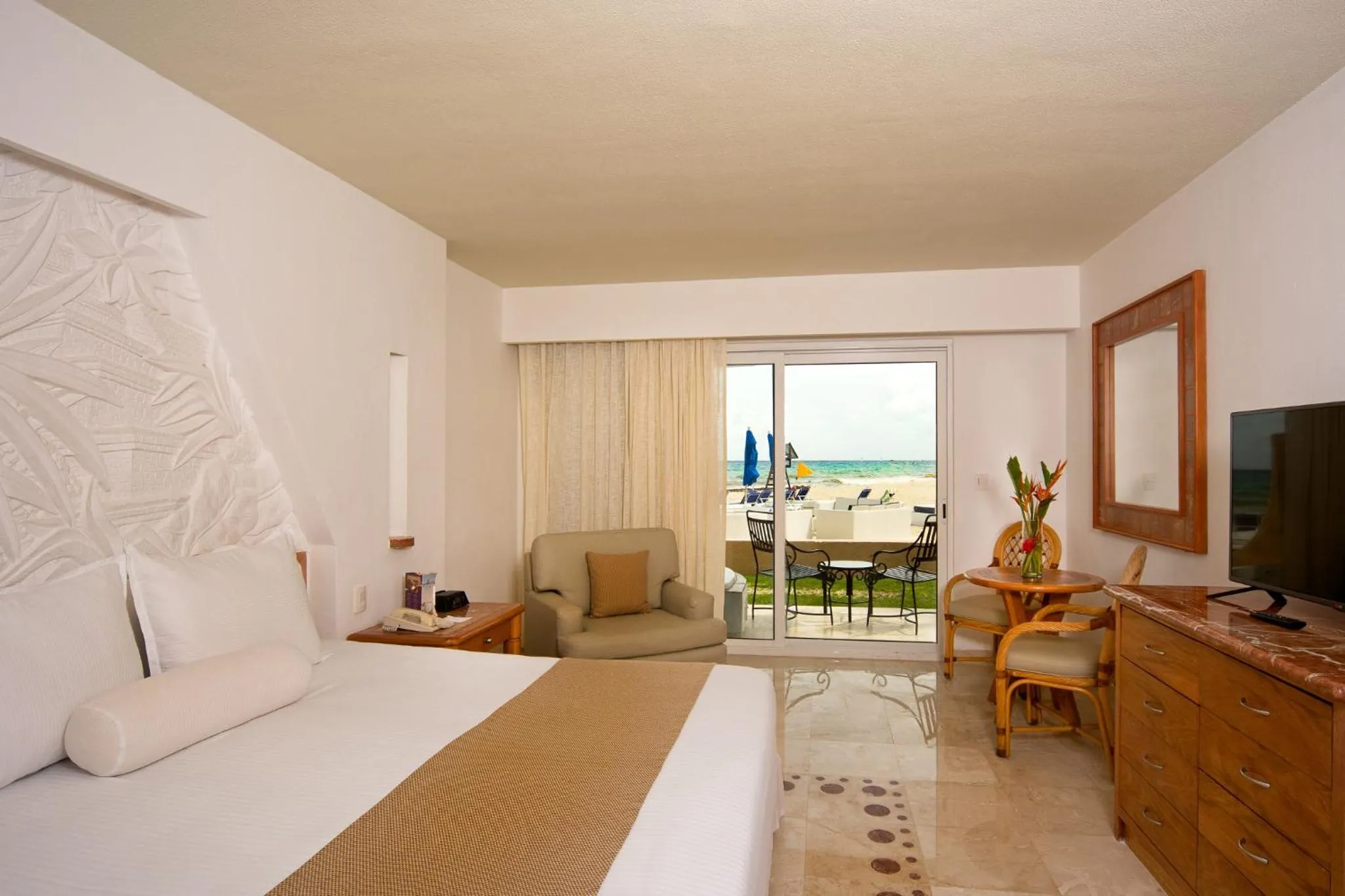 Bed in Sunset Fishermen Beach Resort - All Inclusive