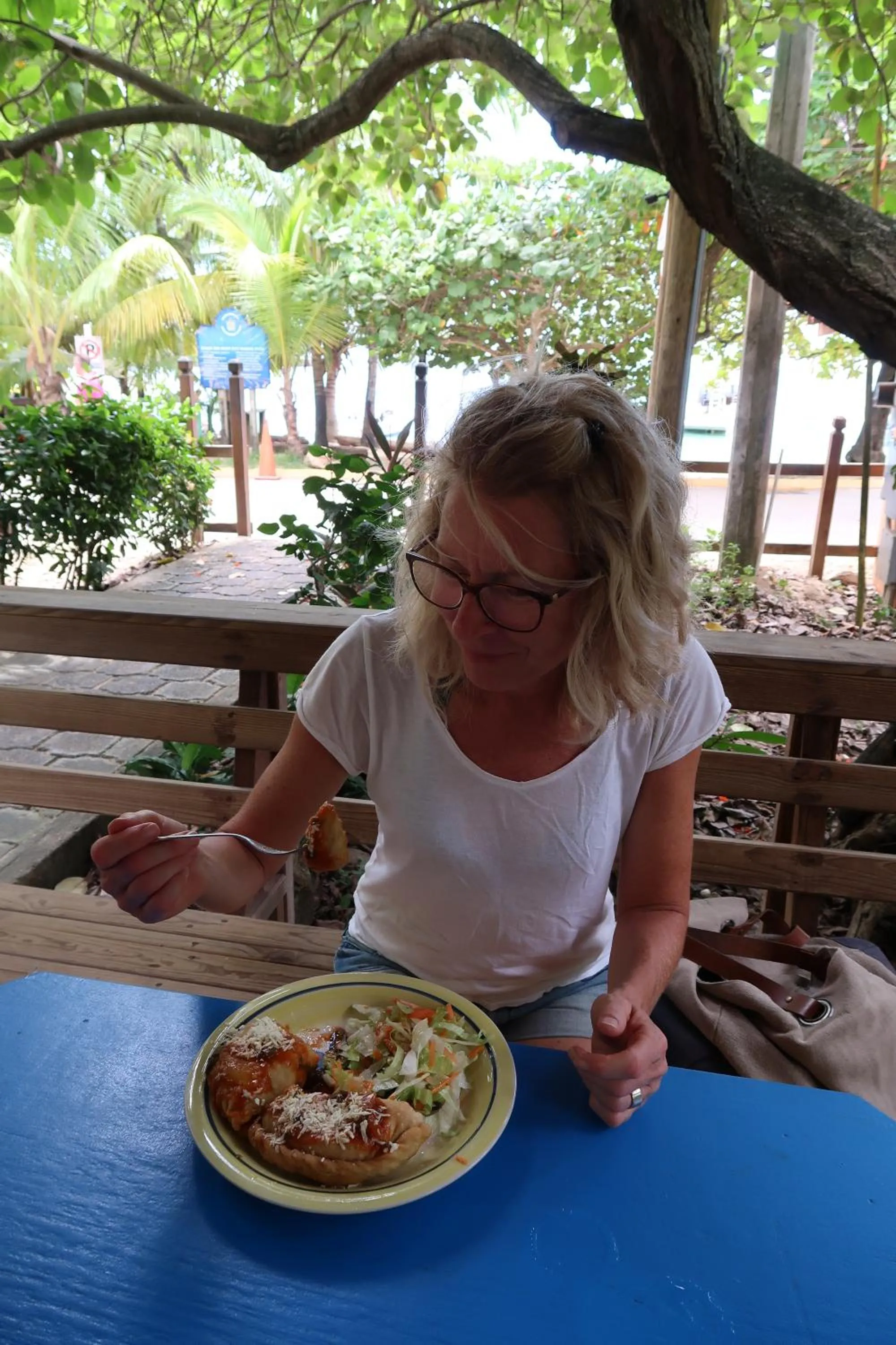 Restaurant/places to eat in Hotel Chillies and Native Sons Diving