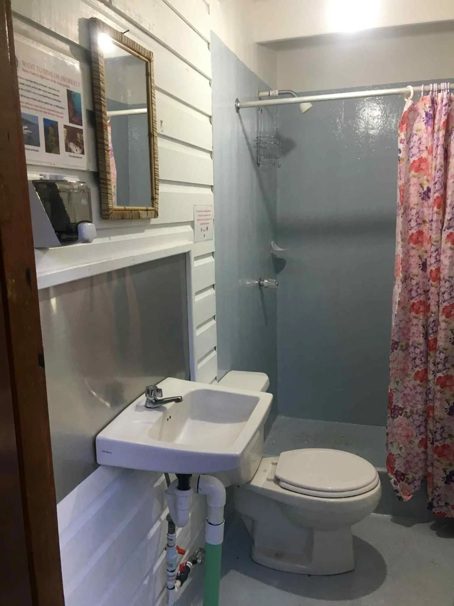 Bathroom in Hotel Chillies and Native Sons Diving