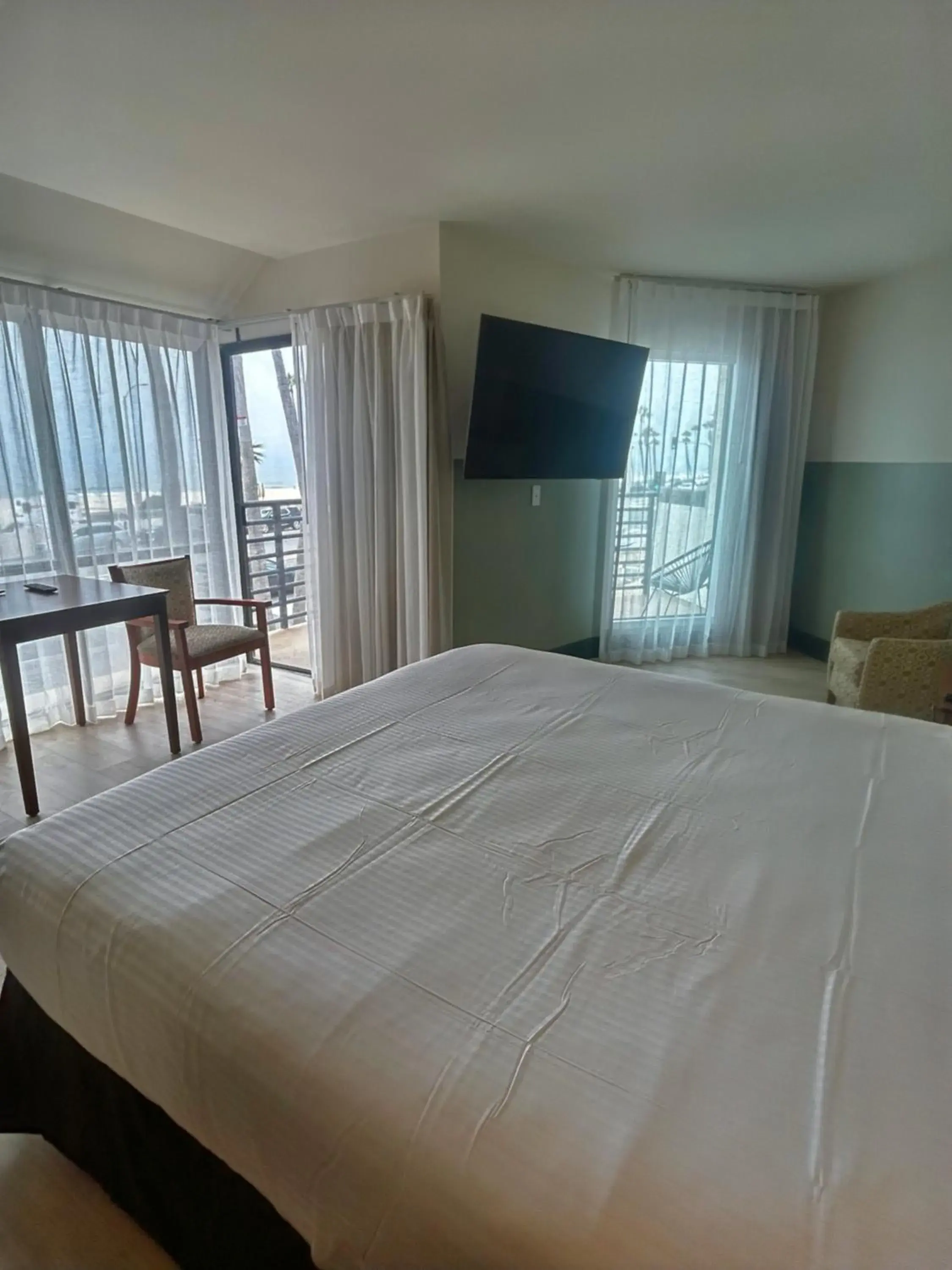 King Room with Balcony in Huntington Beach Inn King Room with Balcony in Huntington Beach Inn