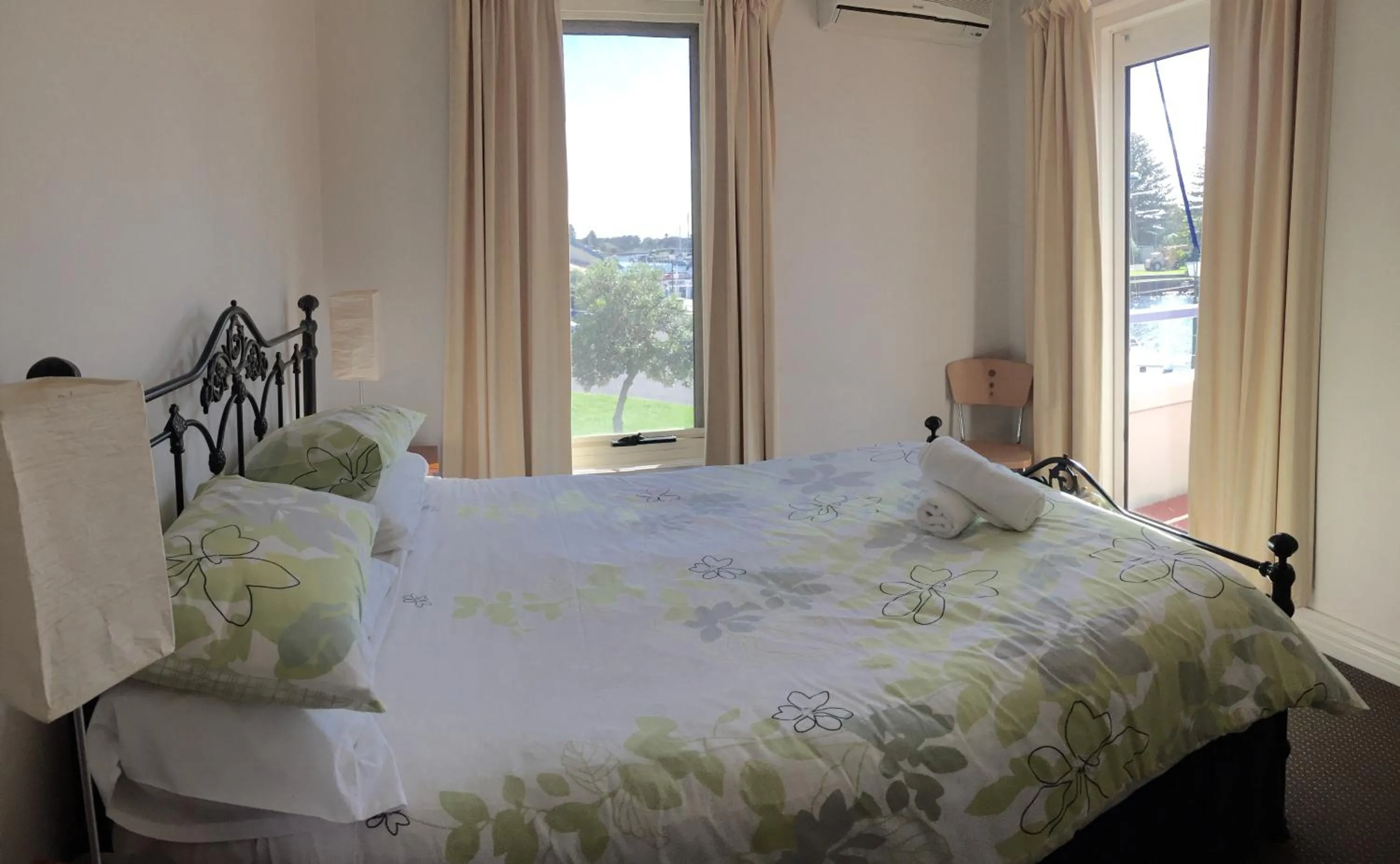 Bedroom, Bed in Dockside Waterfront Indulgence
