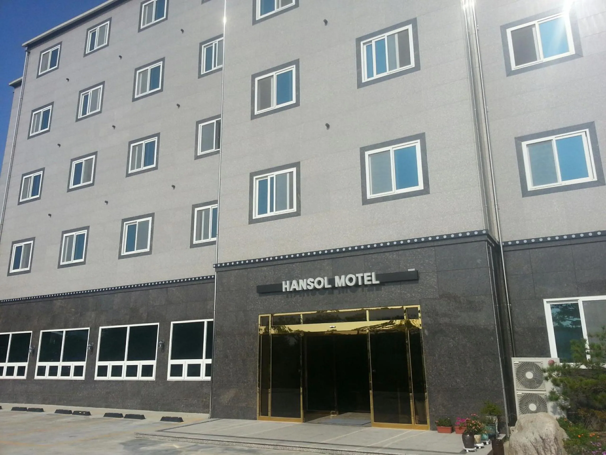 Facade/entrance in Hansol Hotel