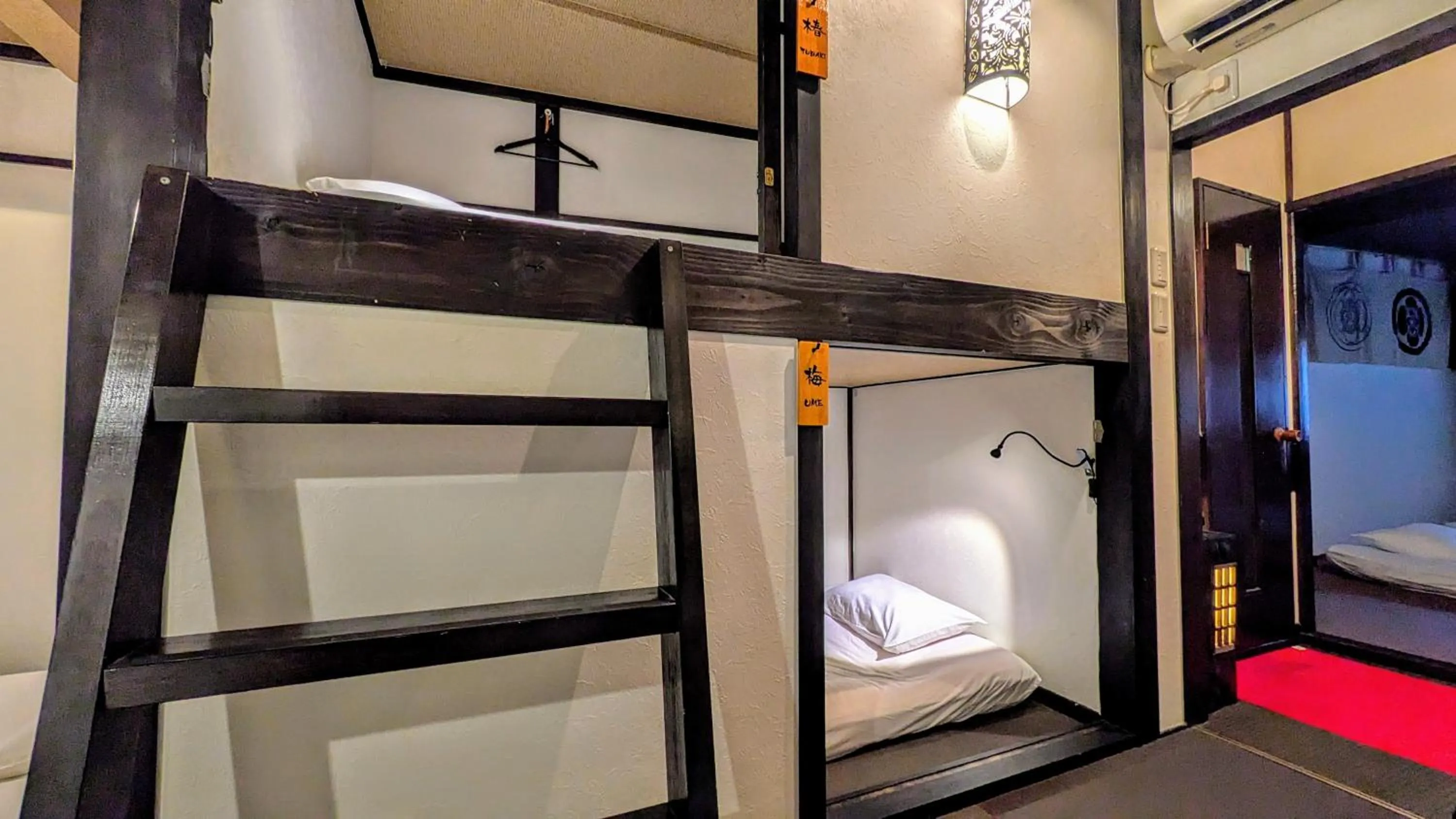 bunk bed, Bed in Yadoya