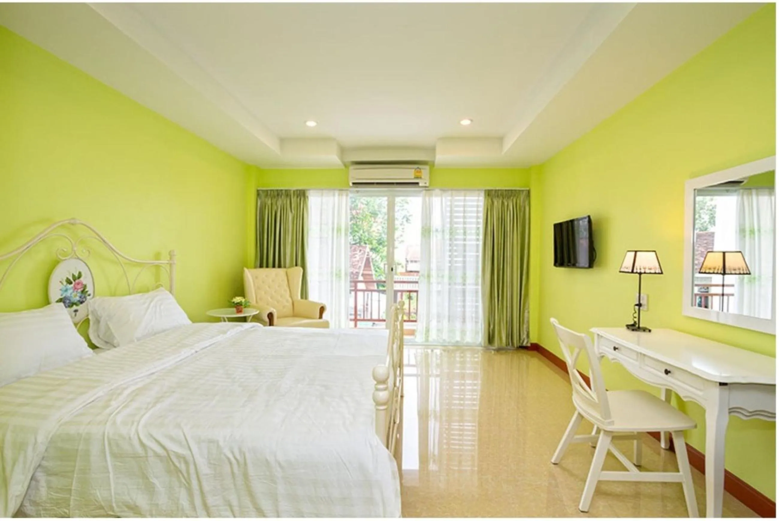 Photo of the whole room, Bed in Takanta Place