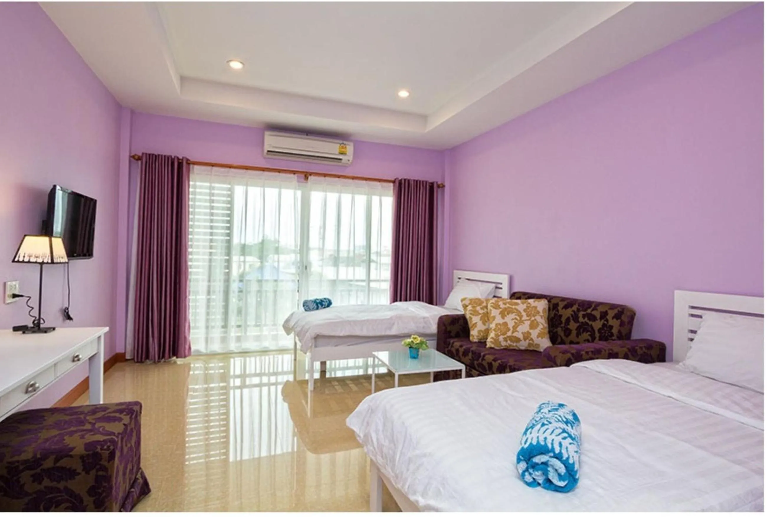 Photo of the whole room, Bed in Takanta Place