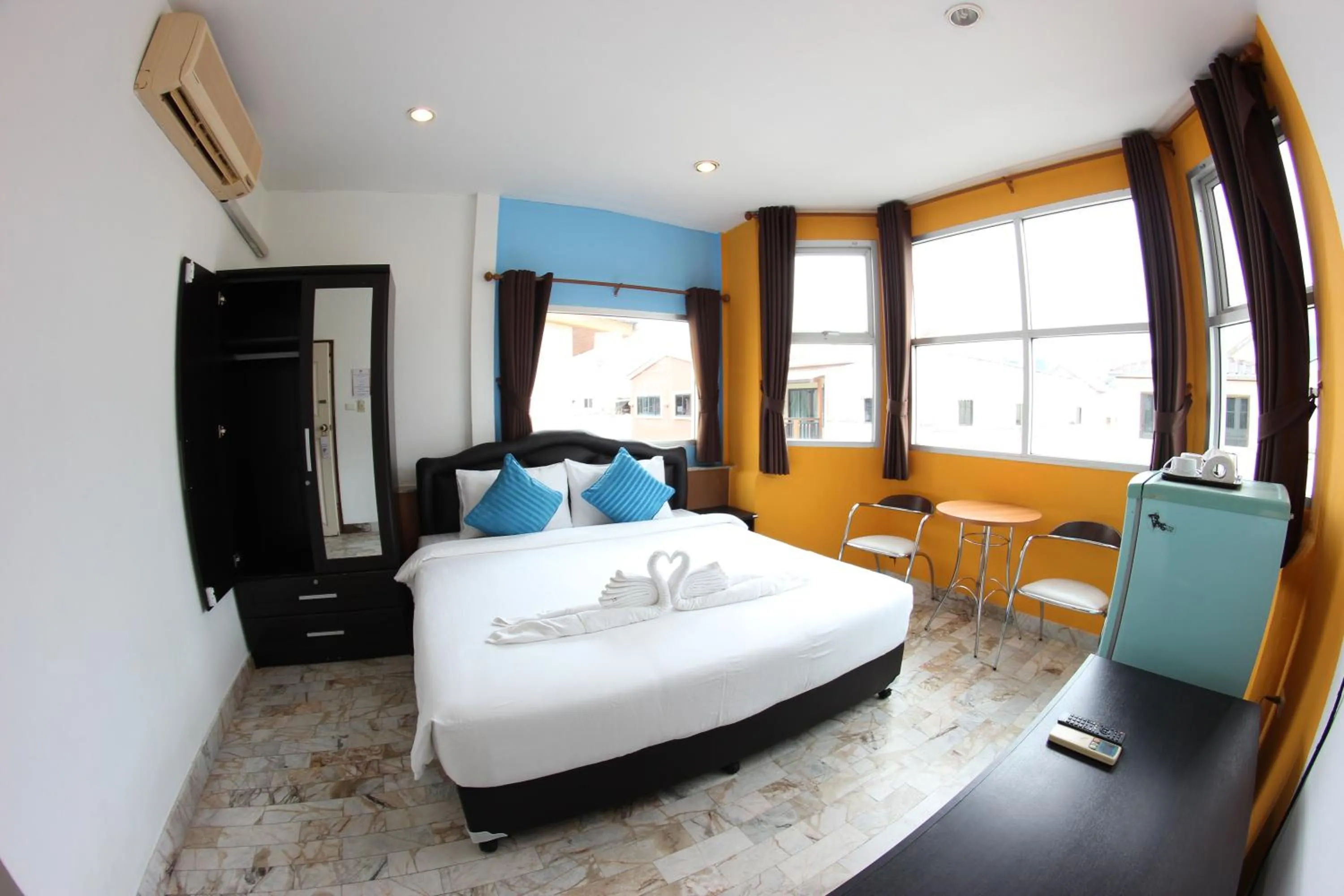 Day, Bed in Tulip Inn