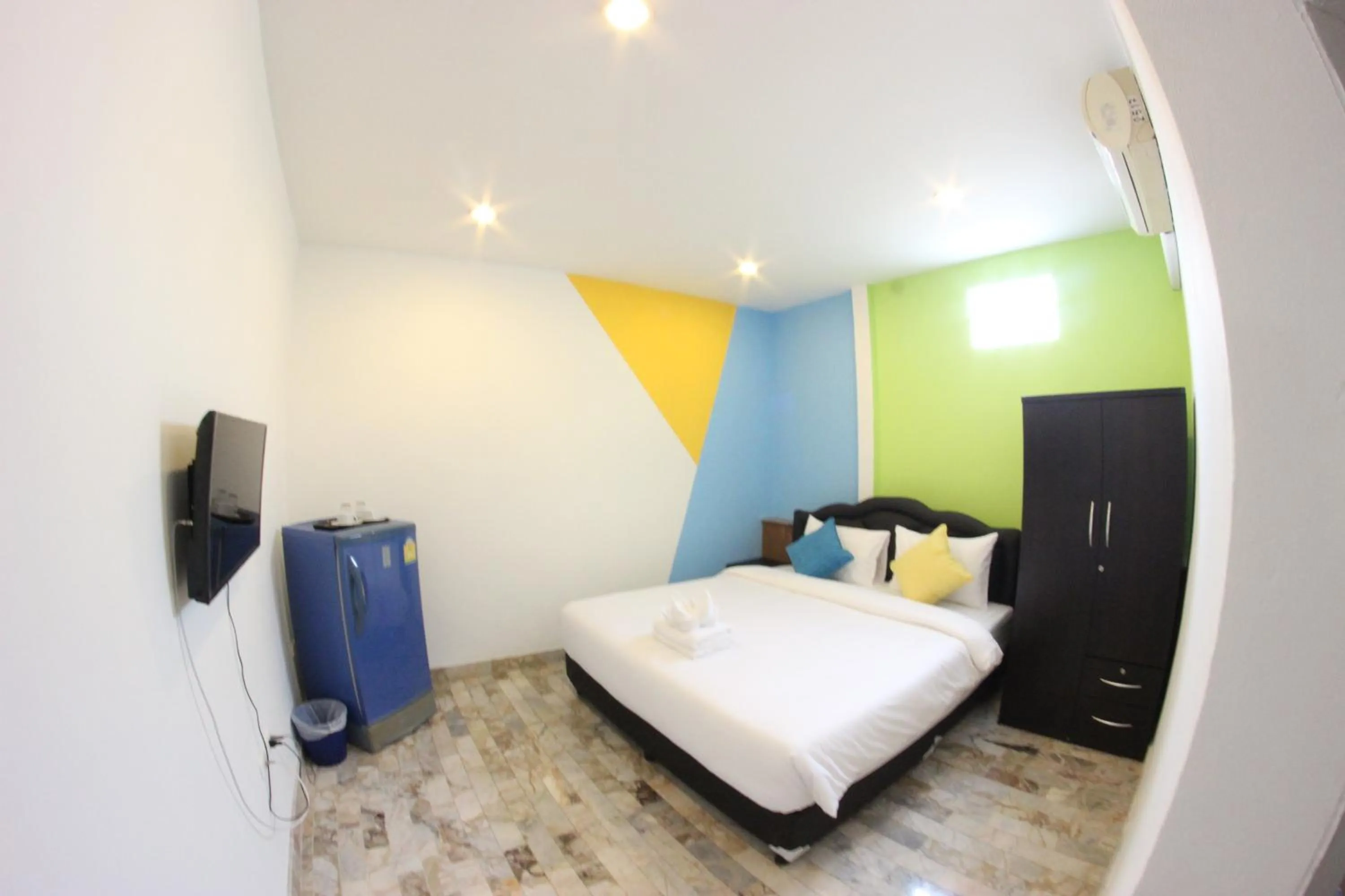 Photo of the whole room, Bed in Tulip Inn