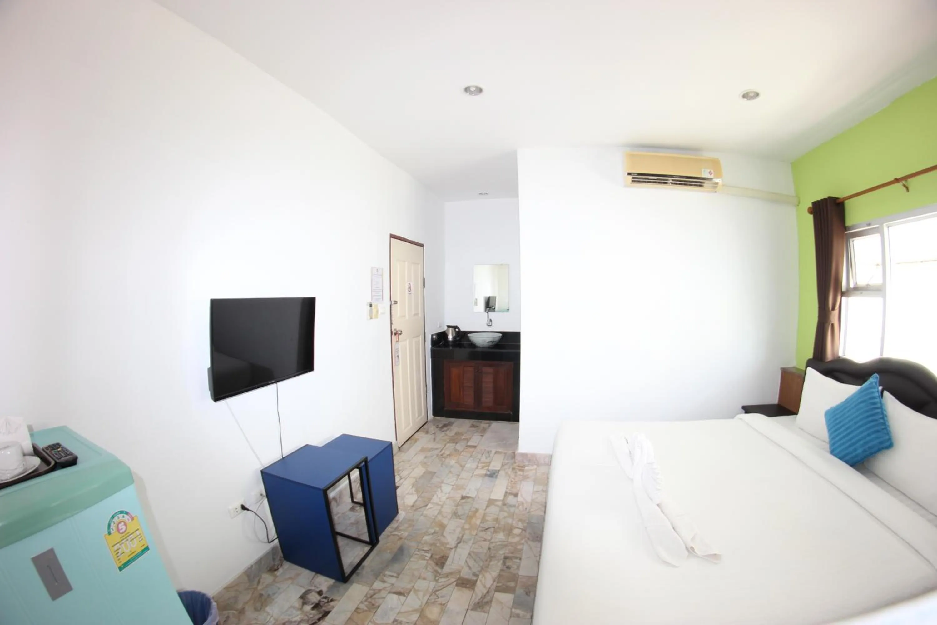 Photo of the whole room, Bed in Tulip Inn