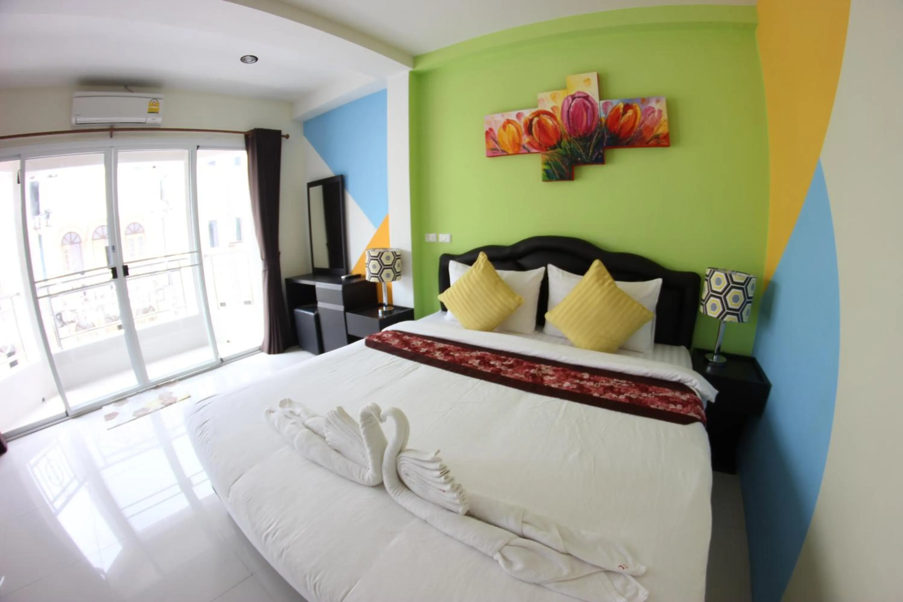 Day, Bed in Tulip Inn