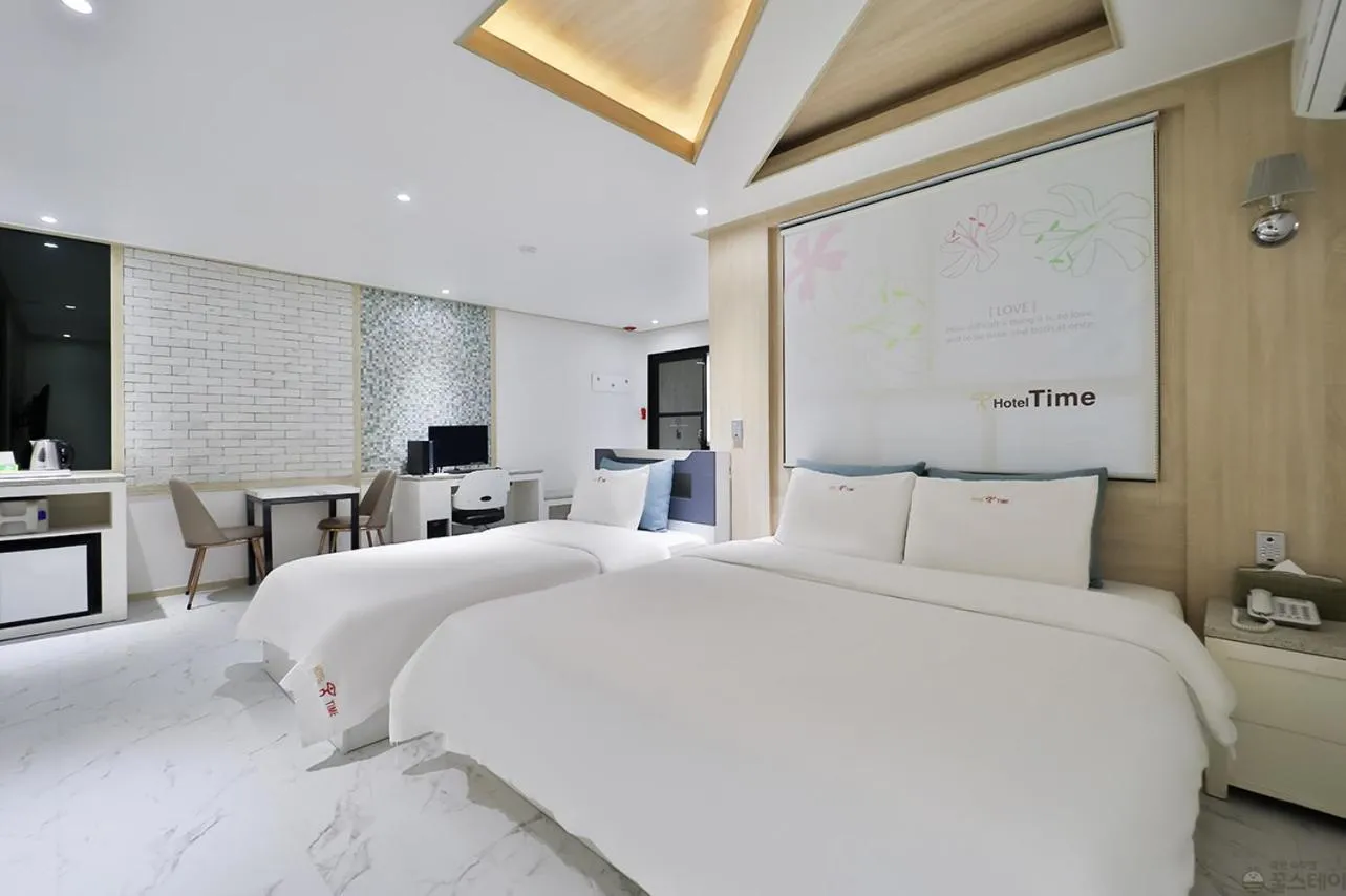 Bedroom, Bed in Time Hotel