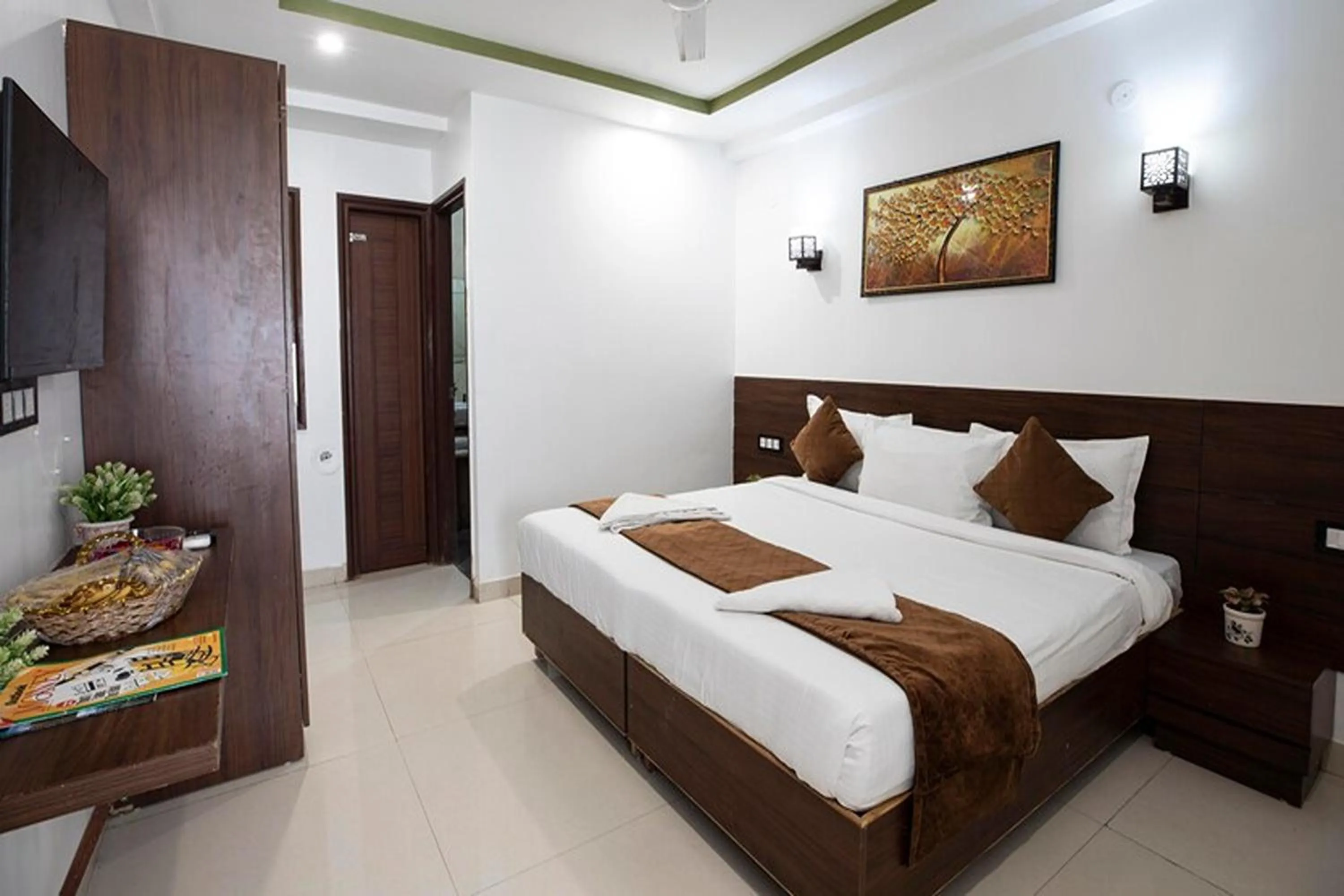 Photo of the whole room, Bed in HR Grand Hotel