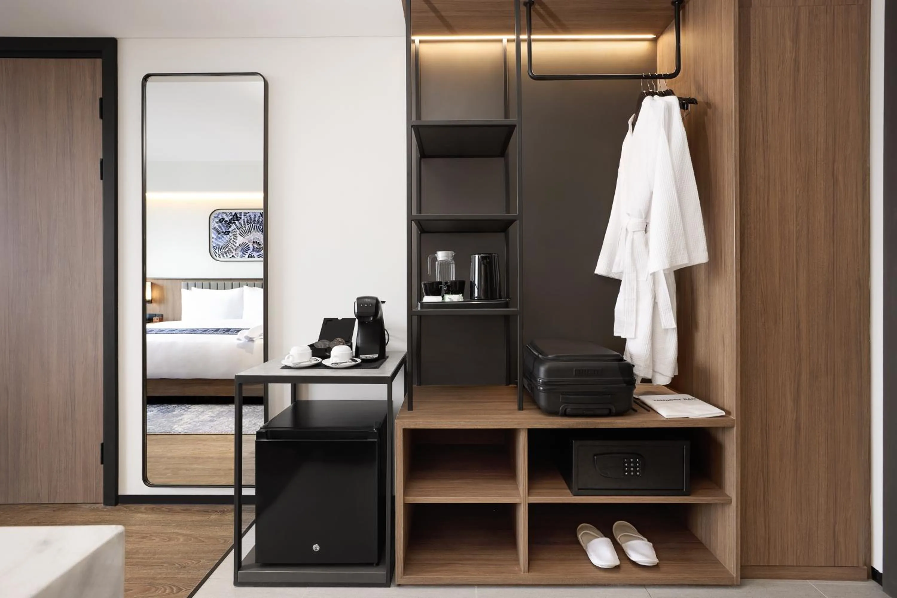 wardrobe, Bed in Oakwood Yogyakarta