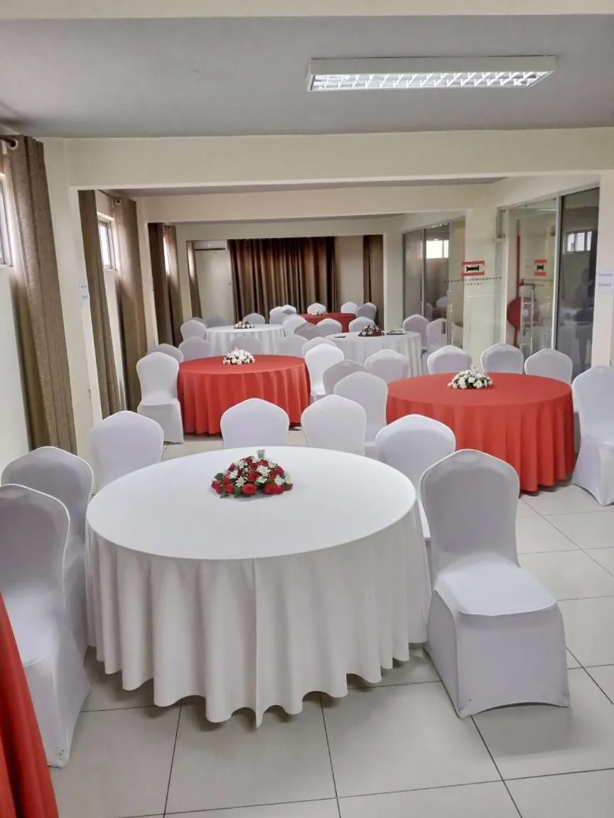 Restaurant/places to eat in Imperial Hotel Express