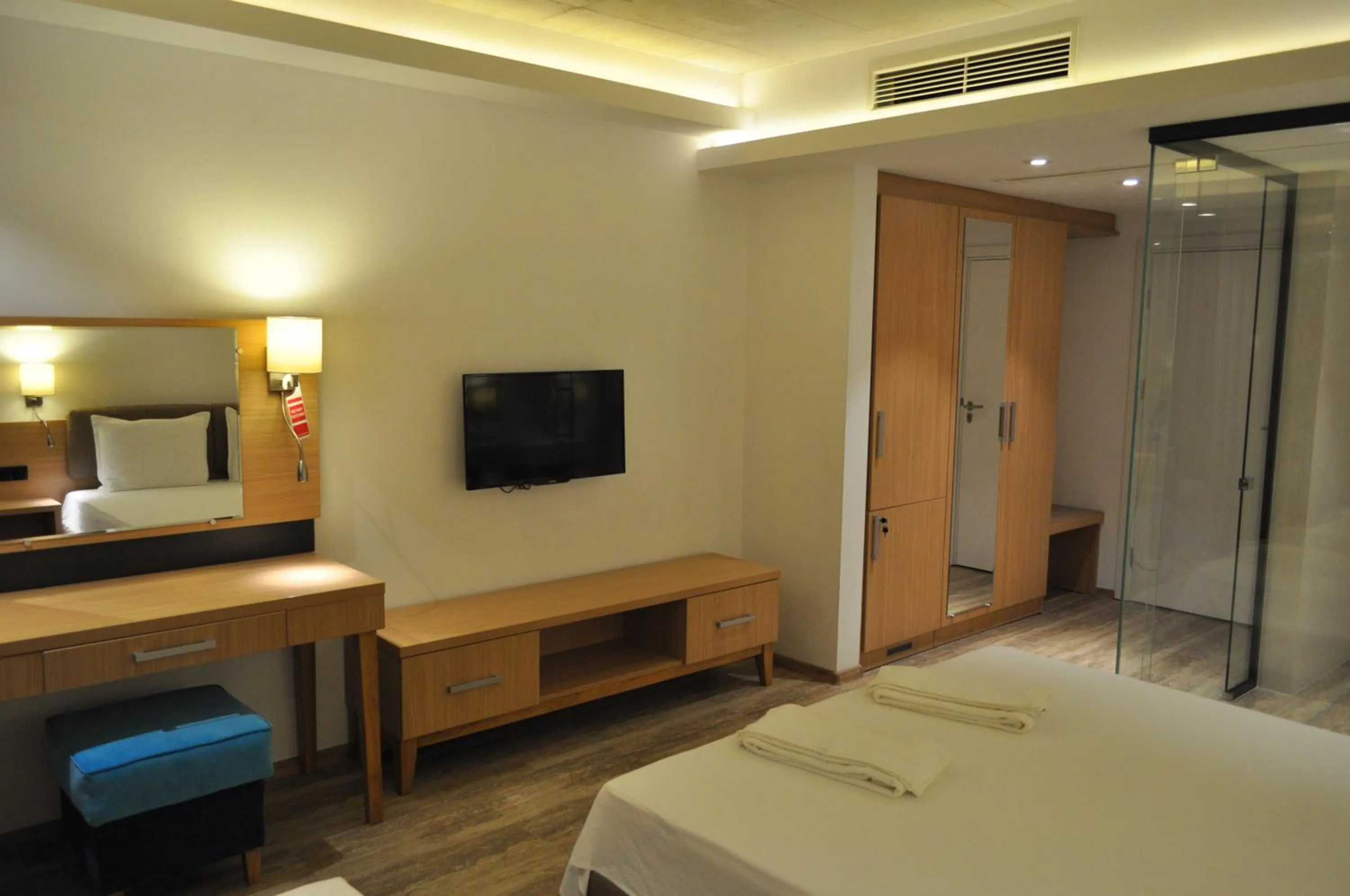 Bathroom, Bed in Hotel Tyulenovo