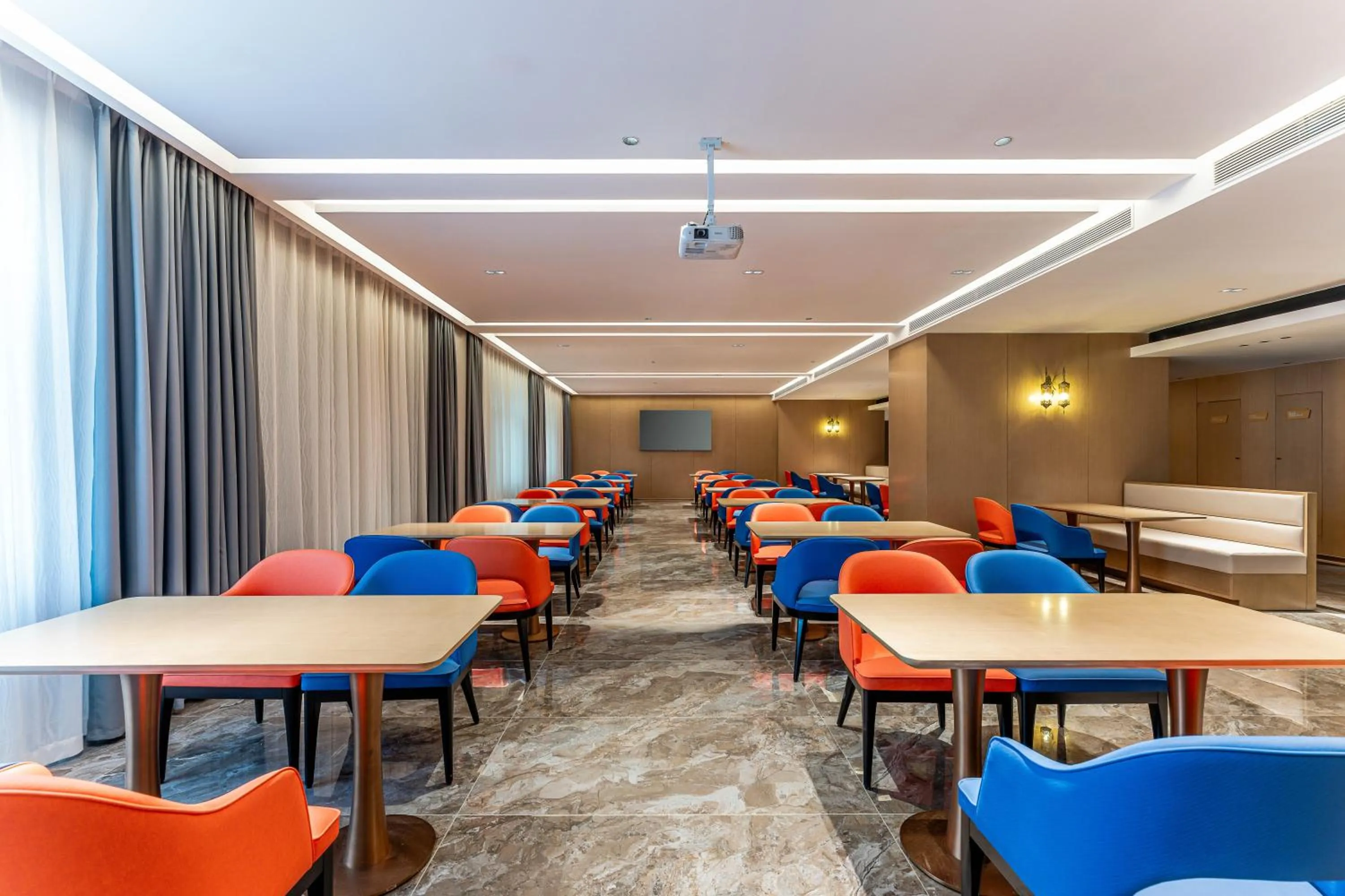 Restaurant/places to eat in Holiday Inn Express Kashgar Downtown by IHG