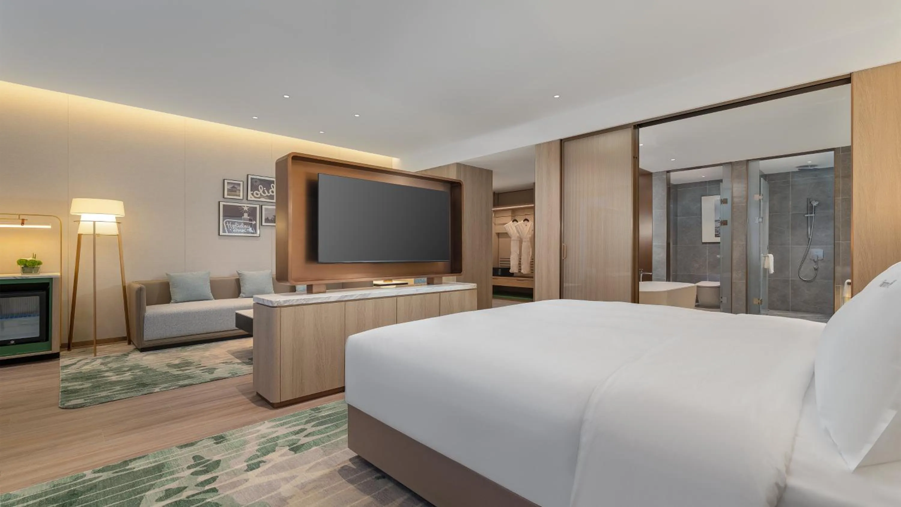 Photo of the whole room, Bed in Holiday Inn Jinan Thousand Buddha Mountain by IHG